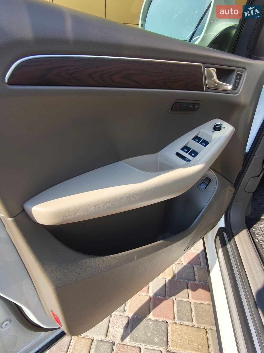 Audi Q5 2009 VIN WA1LKAFP6AA040381 фото оголошення 2 з 42