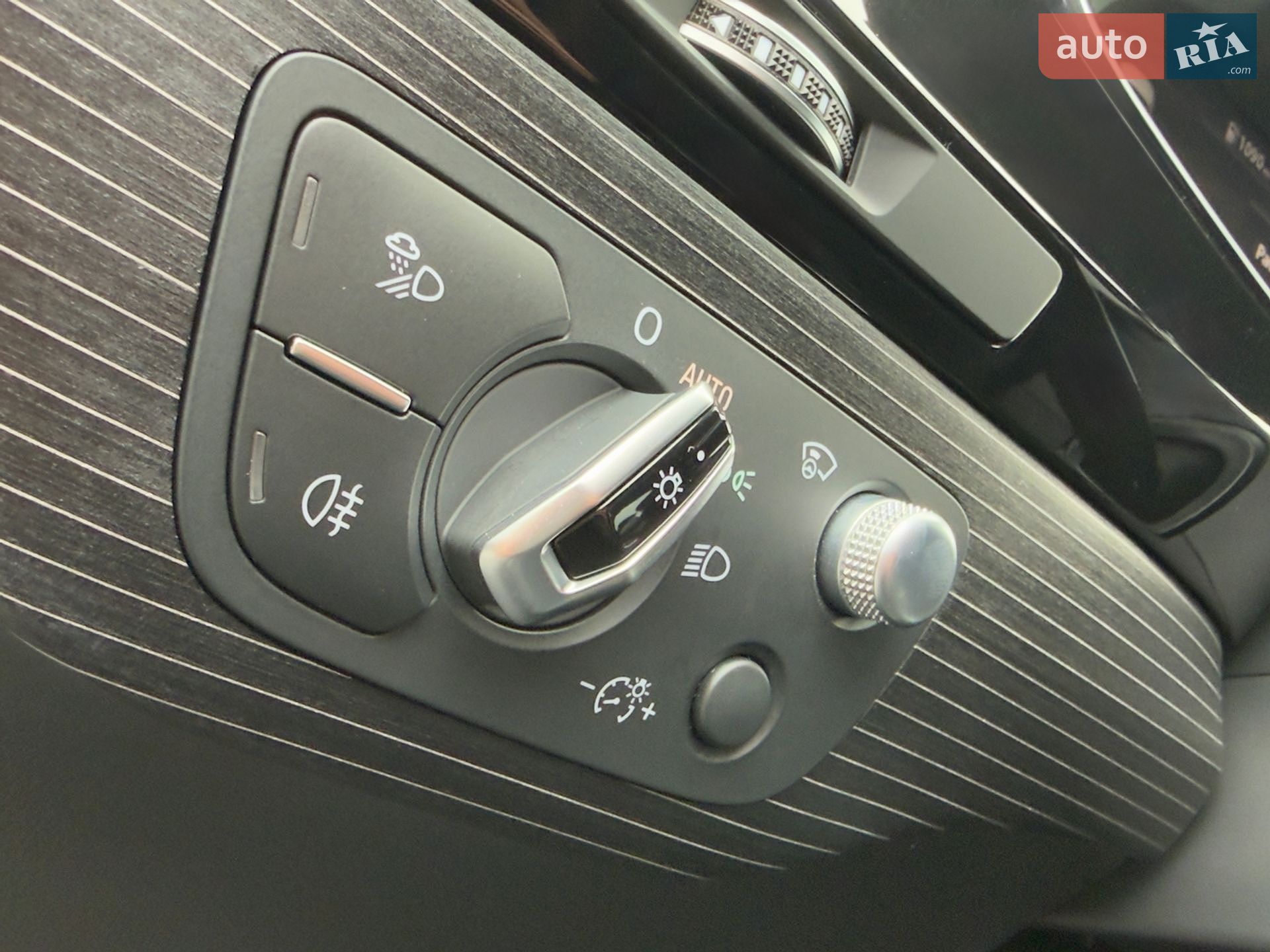 Audi Q7 2017 VIN WAUZZZ4M1HD053127 фото оголошення 34 з 78