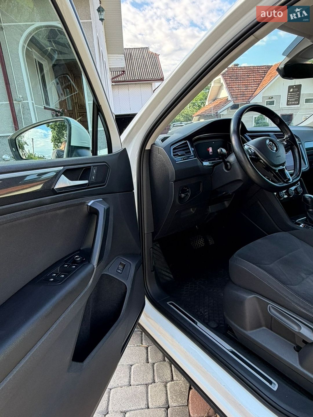 Volkswagen Tiguan 2019 VIN WVGZZZ5NZKW888620 фото оголошення 39 з 48