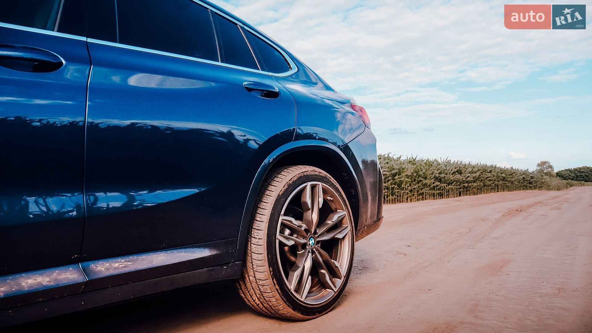 BMW X4 2019 VIN 5UXUJ3C51KLG56976 фото оголошення 2 з 23