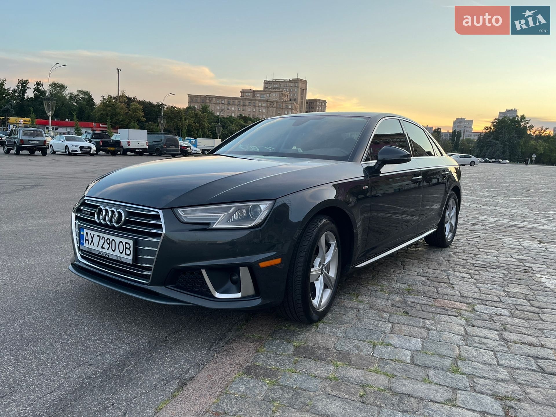 Audi A4 2018 VIN WAUDNAF48KA030893 фото оголошення 2 з 17