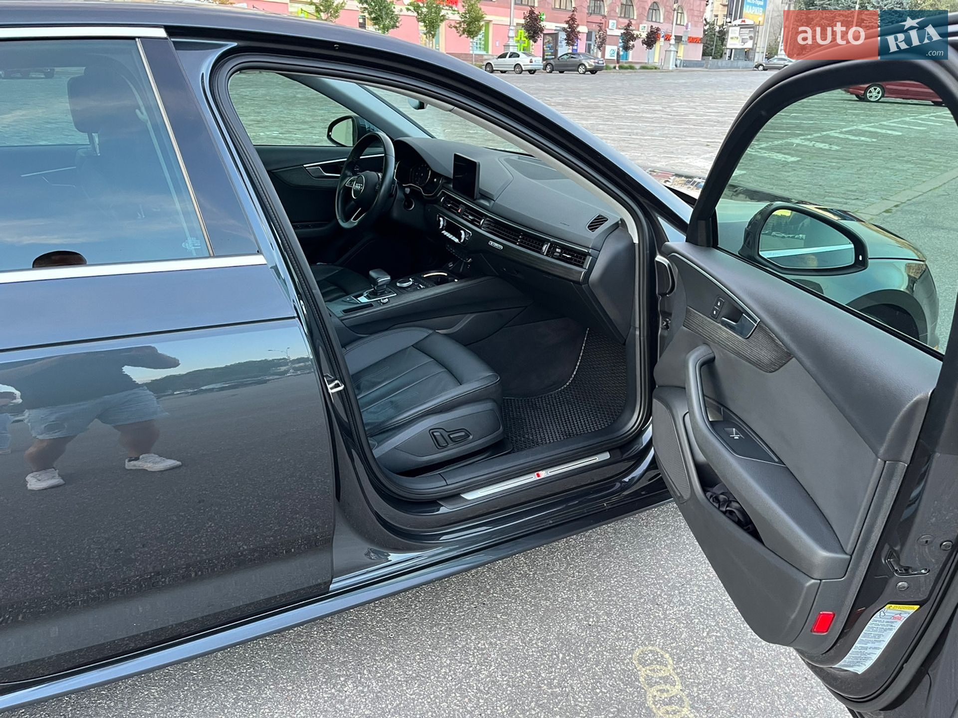Audi A4 2018 VIN WAUDNAF48KA030893 фото оголошення 13 з 17