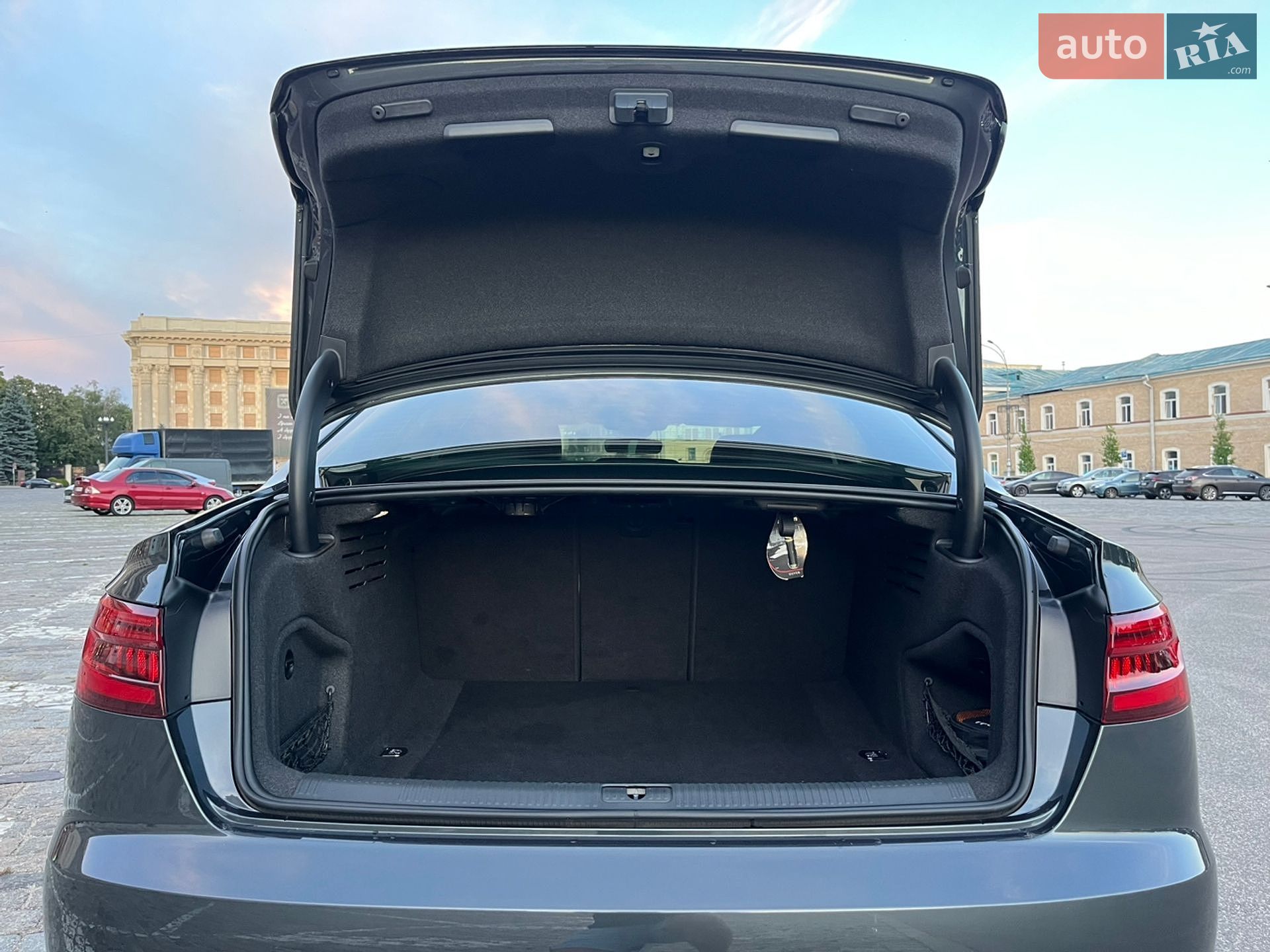 Audi A4 2018 VIN WAUDNAF48KA030893 фото оголошення 5 з 17