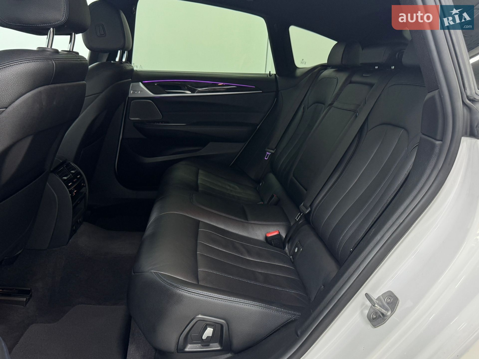 BMW 6 Series GT 2018 VIN WBAJV6C52JBK07072 фото оголошення 36 з 64
