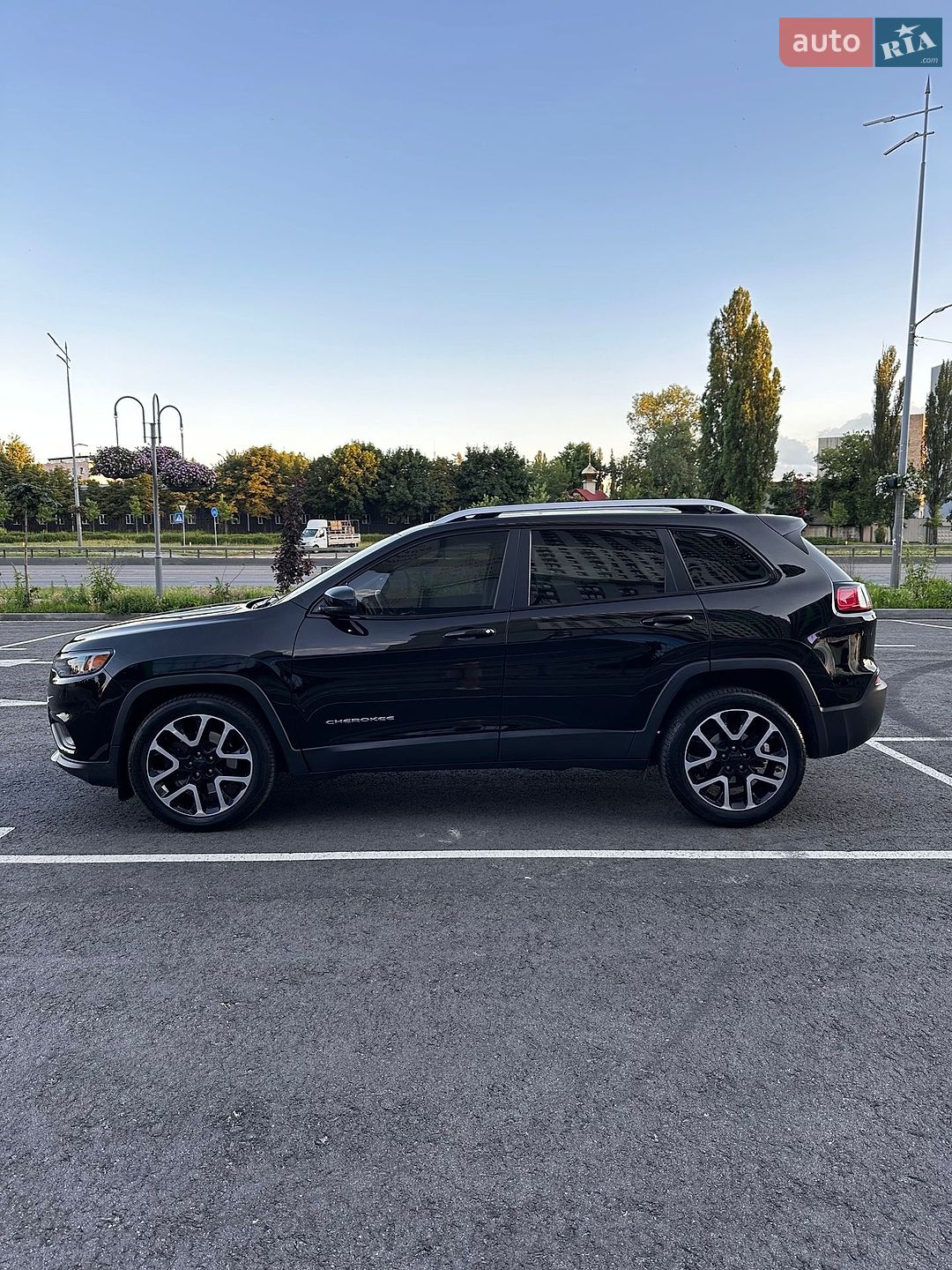 Jeep Cherokee 2020 VIN 1C4PJLLB8MD169708 фото оголошення 4 з 31