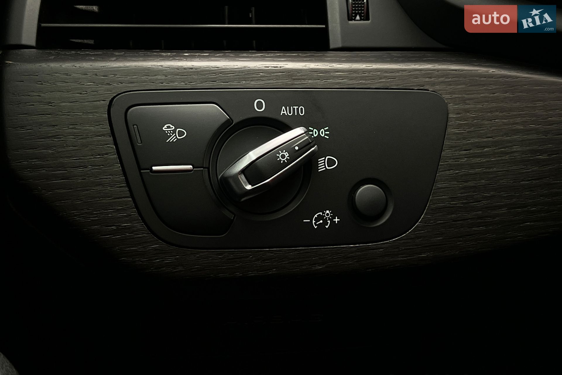 Audi A4 2019 VIN WAUGMAF45KN010142 фото оголошення 27 з 33