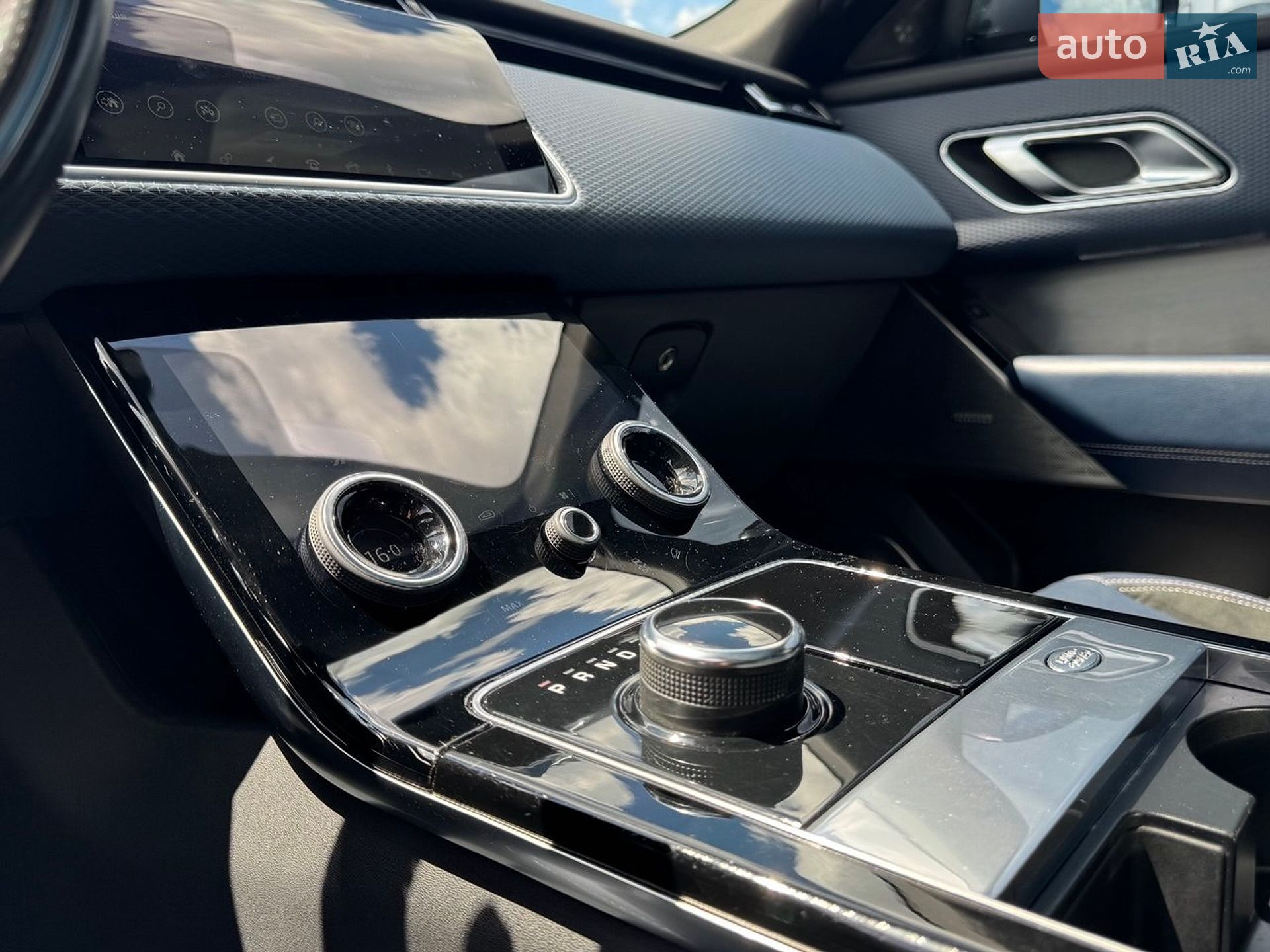 Land Rover Range Rover Velar 2018 VIN SALYL2EX7KA202044 фото оголошення 12 з 16