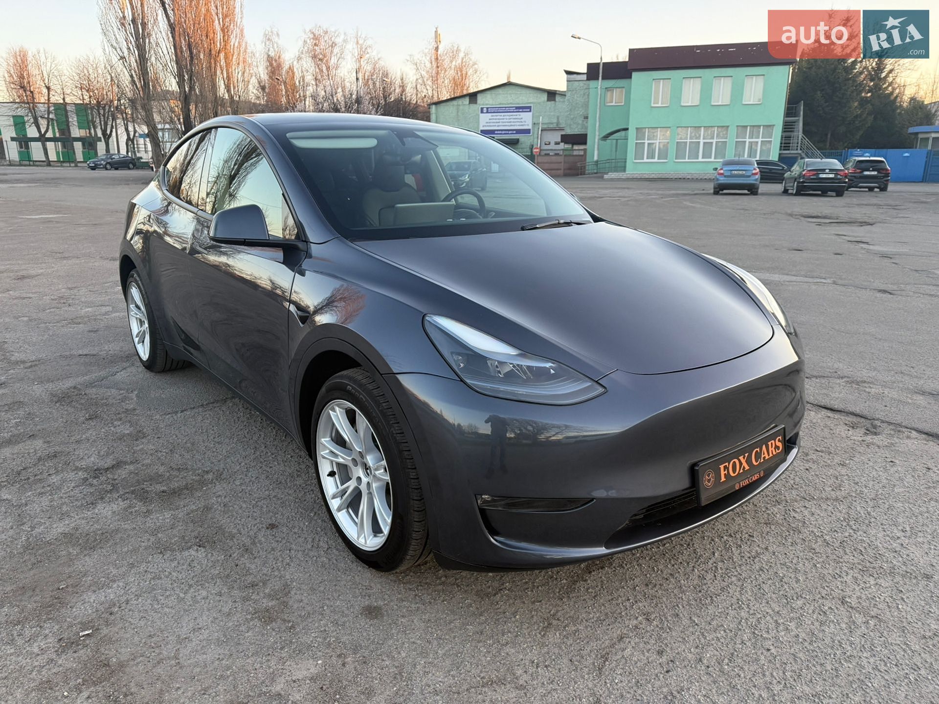 Tesla Model Y 2024 VIN 7SAYGDEE6PA182390 фото оголошення 3 з 17