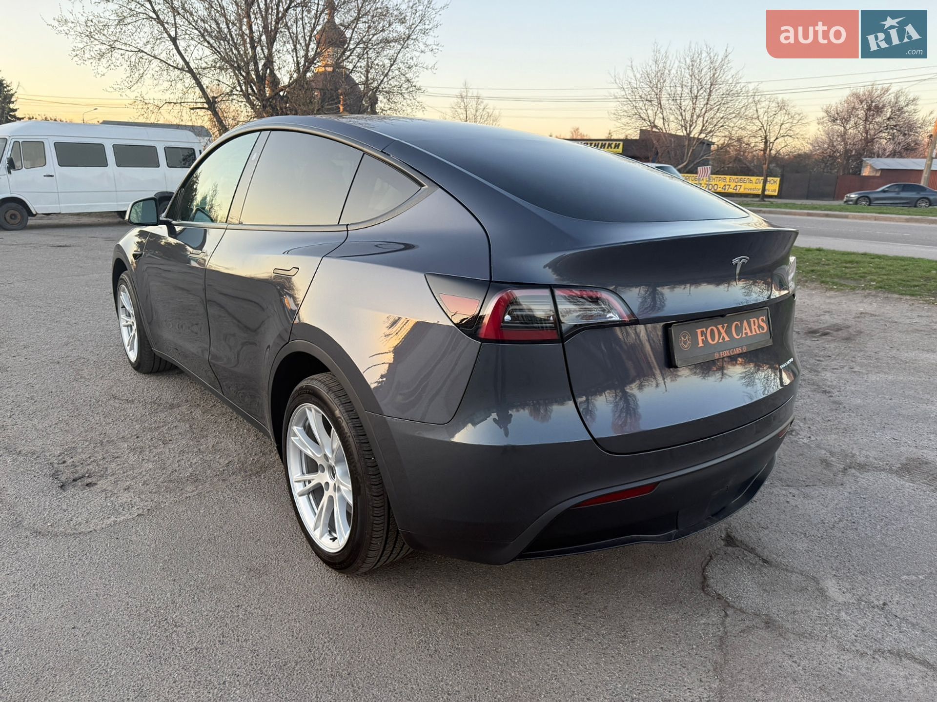 Tesla Model Y 2024 VIN 7SAYGDEE6PA182390 фото оголошення 5 з 17