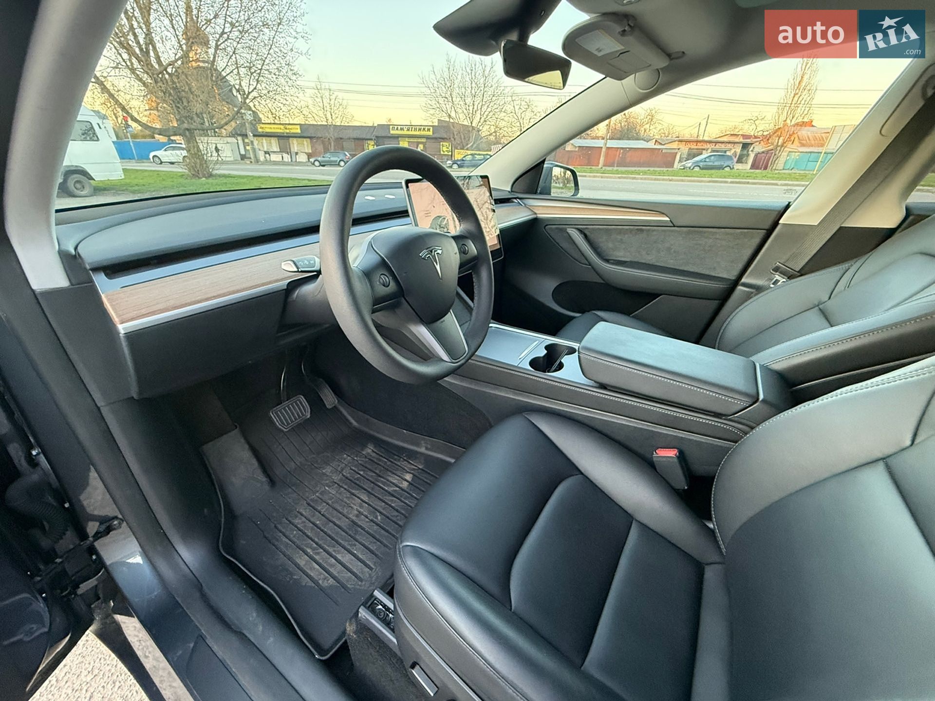 Tesla Model Y 2024 VIN 7SAYGDEE6PA182390 фото оголошення 9 з 17