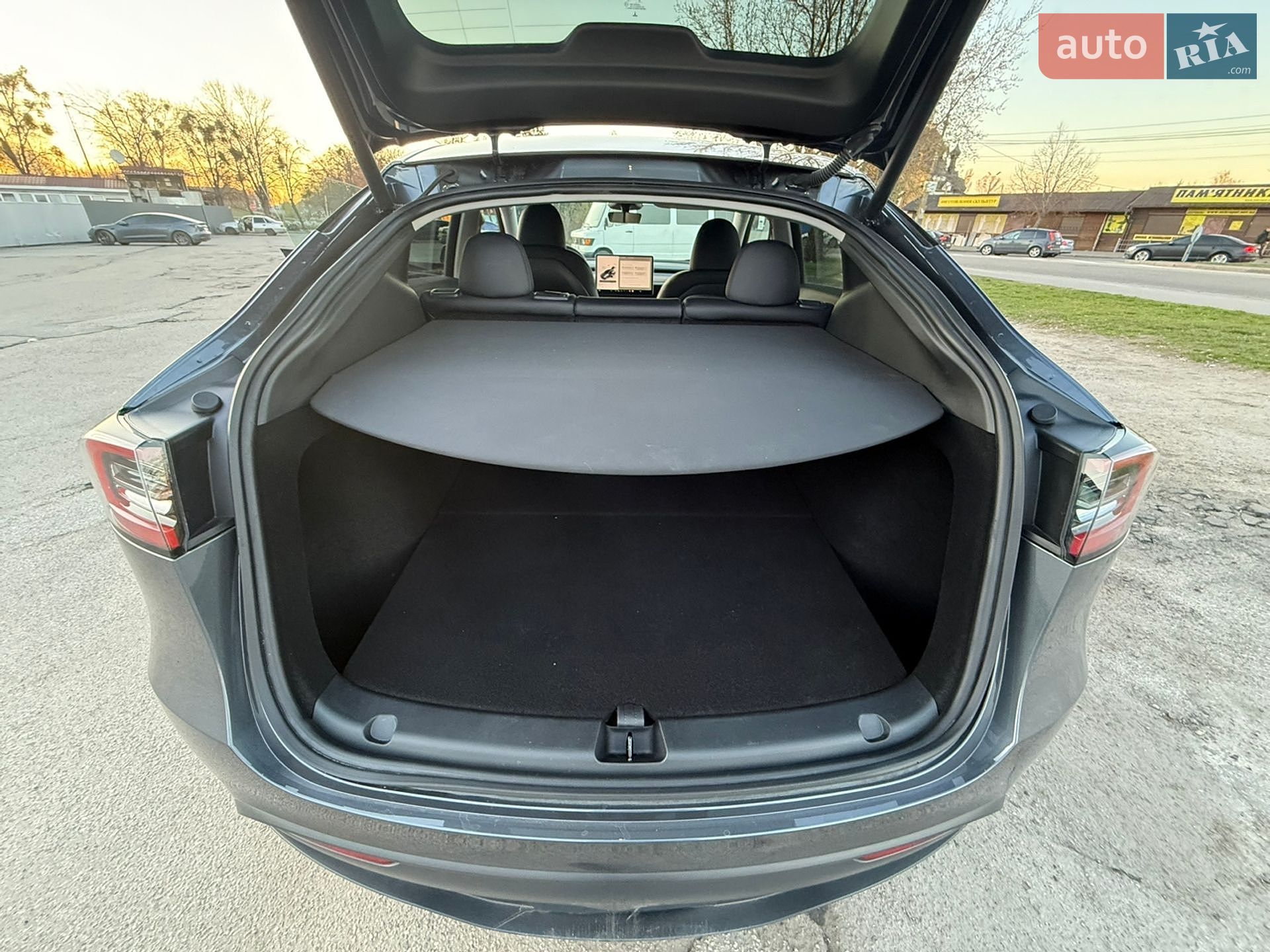 Tesla Model Y 2024 VIN 7SAYGDEE6PA182390 фото оголошення 12 з 17