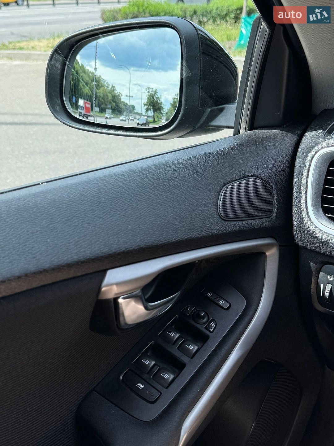 Volvo V40 2014 VIN YV1MV845BF2179247 фото оголошення 37 з 54