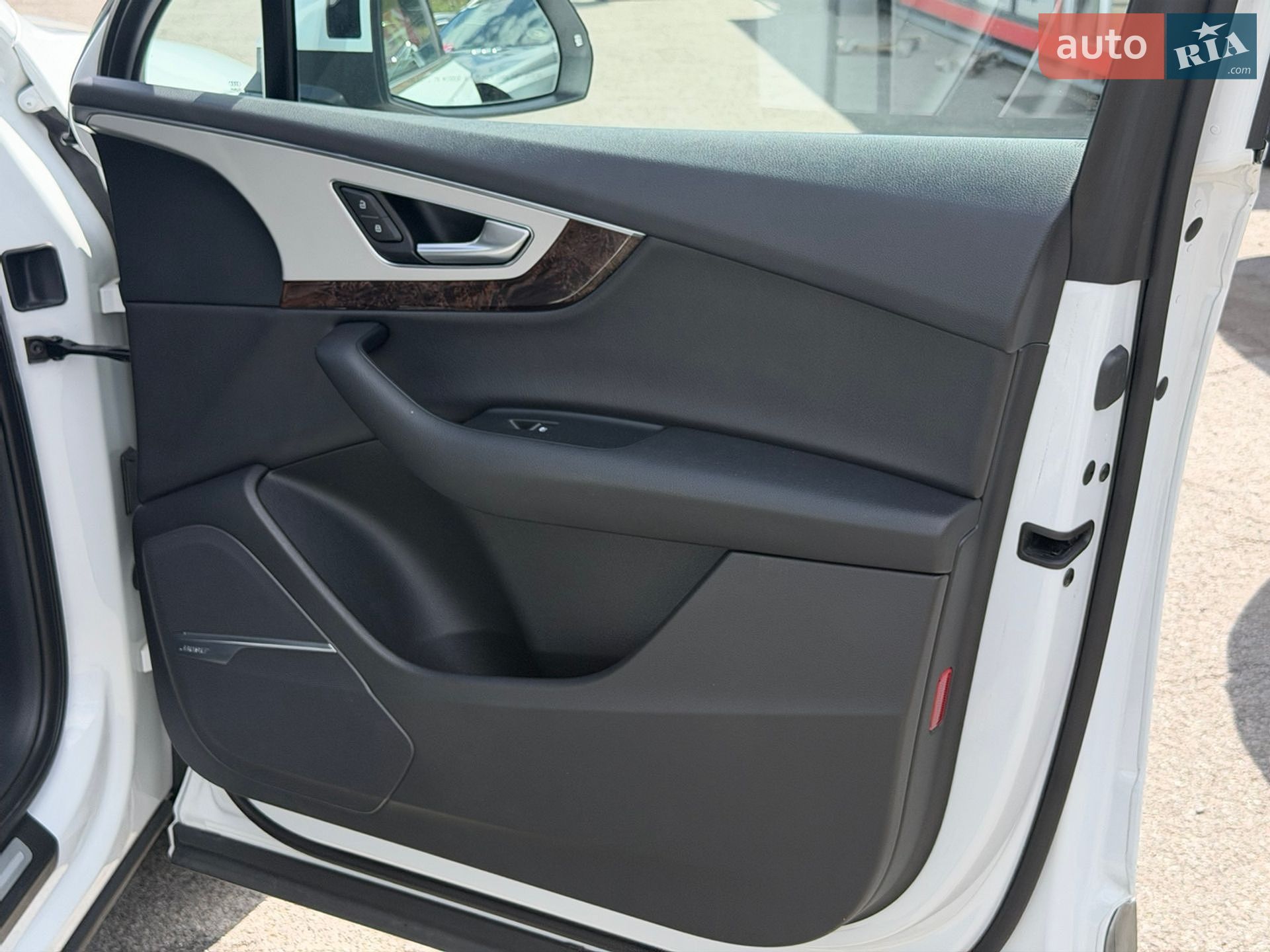 Audi Q7 2018 VIN WA1LHAF77KD024298 фото оголошення 14 з 17