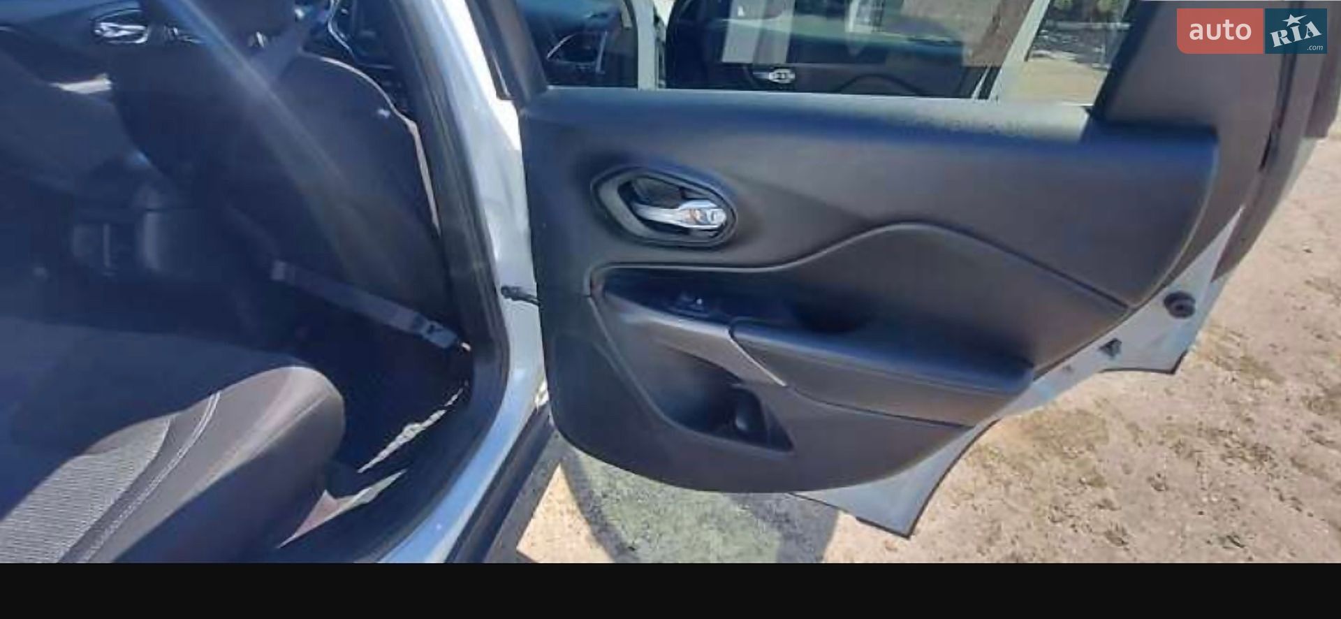 Jeep Cherokee 2018 VIN 1C4PJLCBXKD248861 фото оголошення 6 з 10