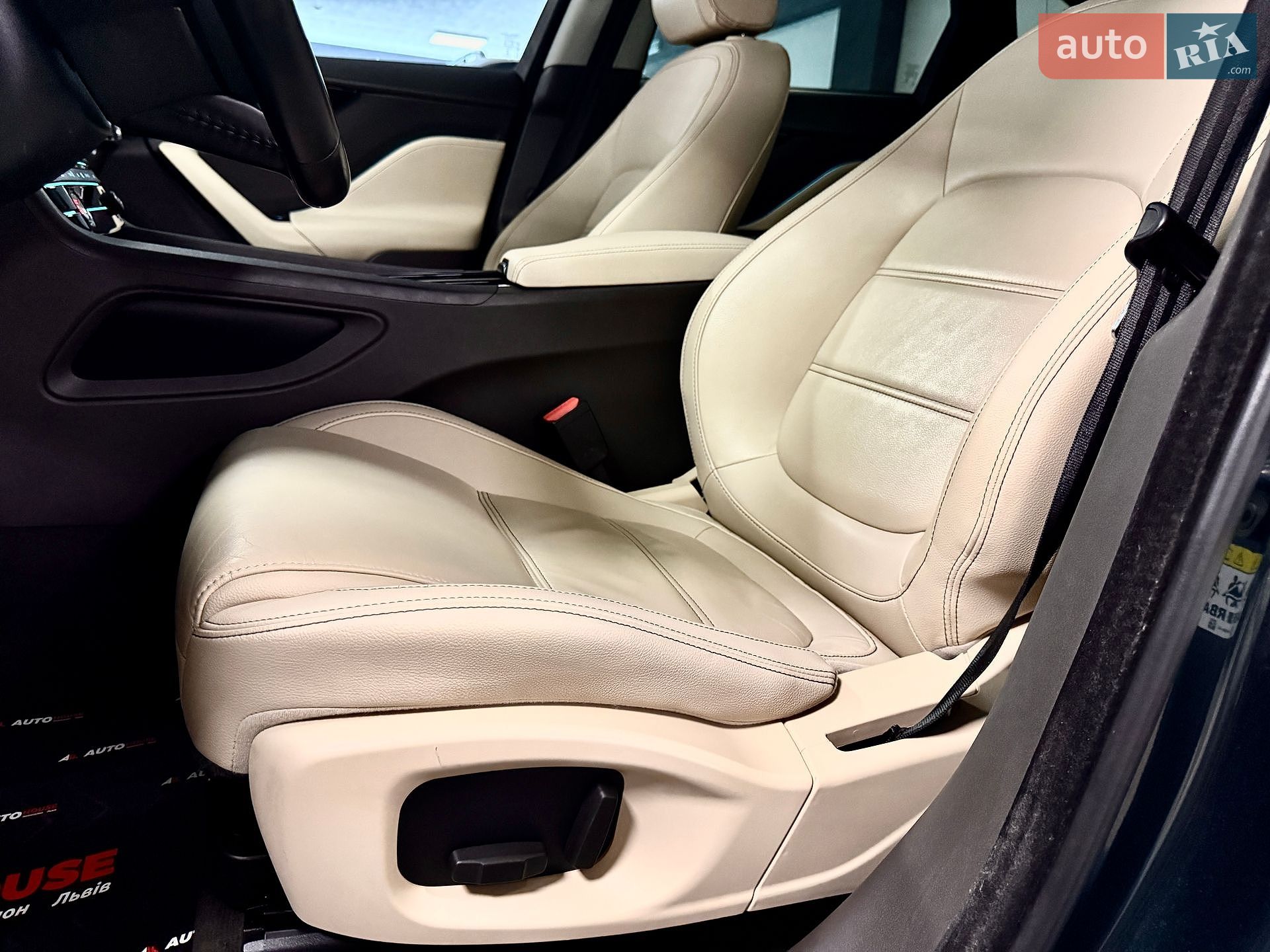 Jaguar F-Pace 2017 VIN SADCA2BNXJA290486 фото оголошення 40 з 81