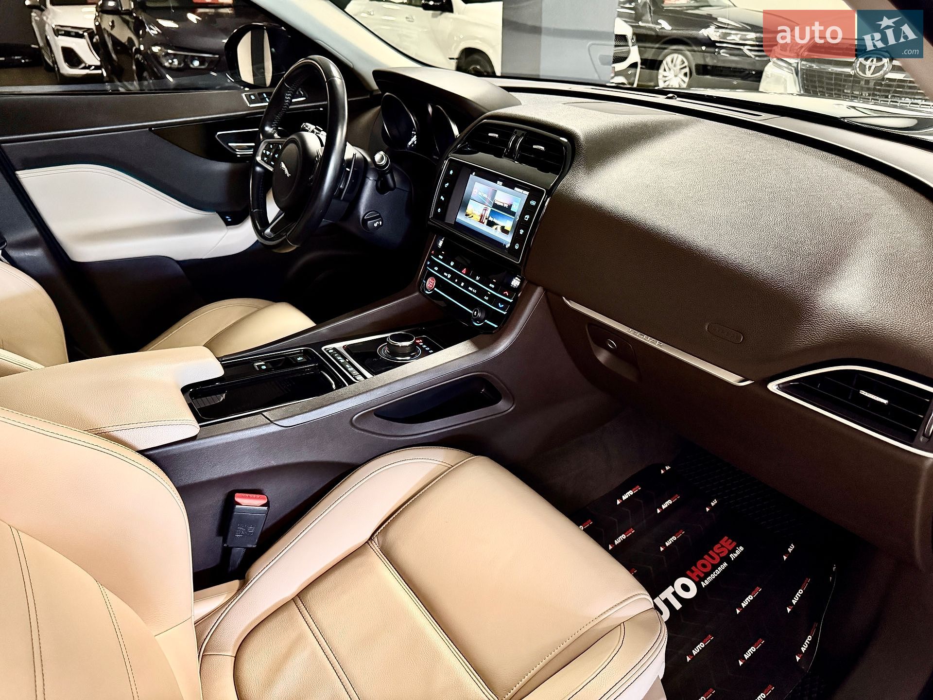 Jaguar F-Pace 2017 VIN SADCA2BNXJA290486 фото оголошення 53 з 81