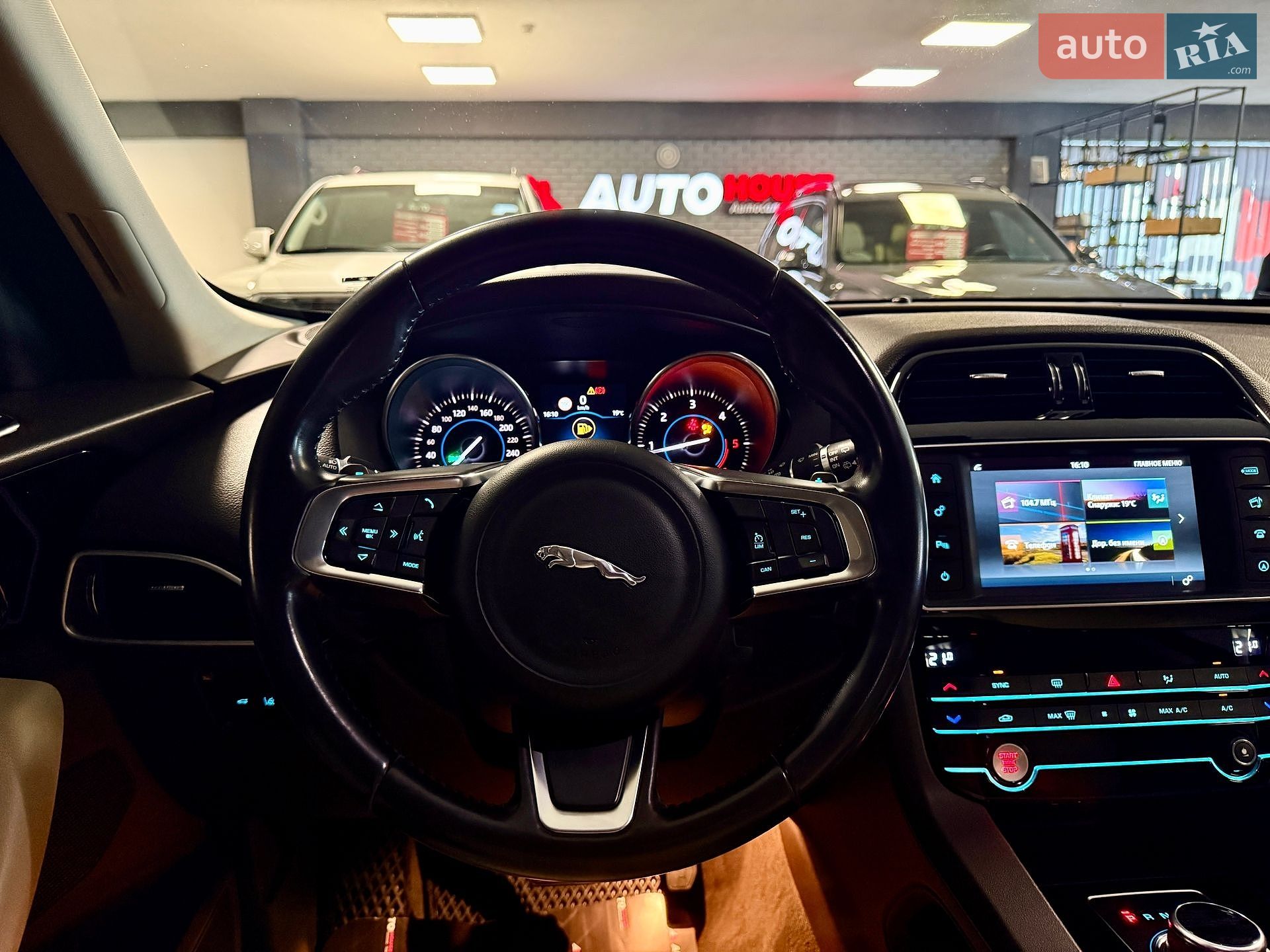 Jaguar F-Pace 2017 VIN SADCA2BNXJA290486 фото оголошення 74 з 81
