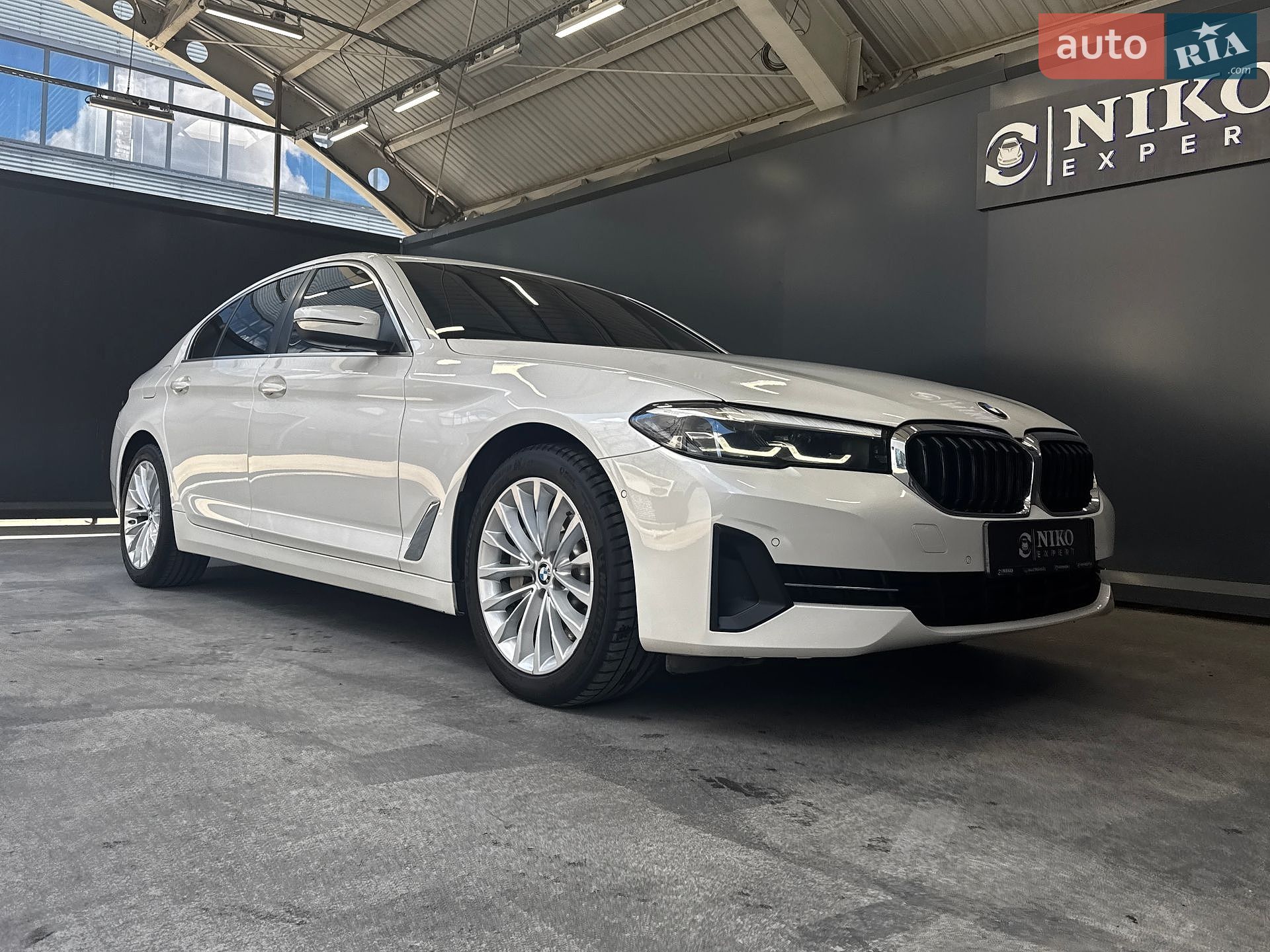 BMW 5 Series 2021 VIN WBA11BJ040WX19628 фото оголошення 16 з 38