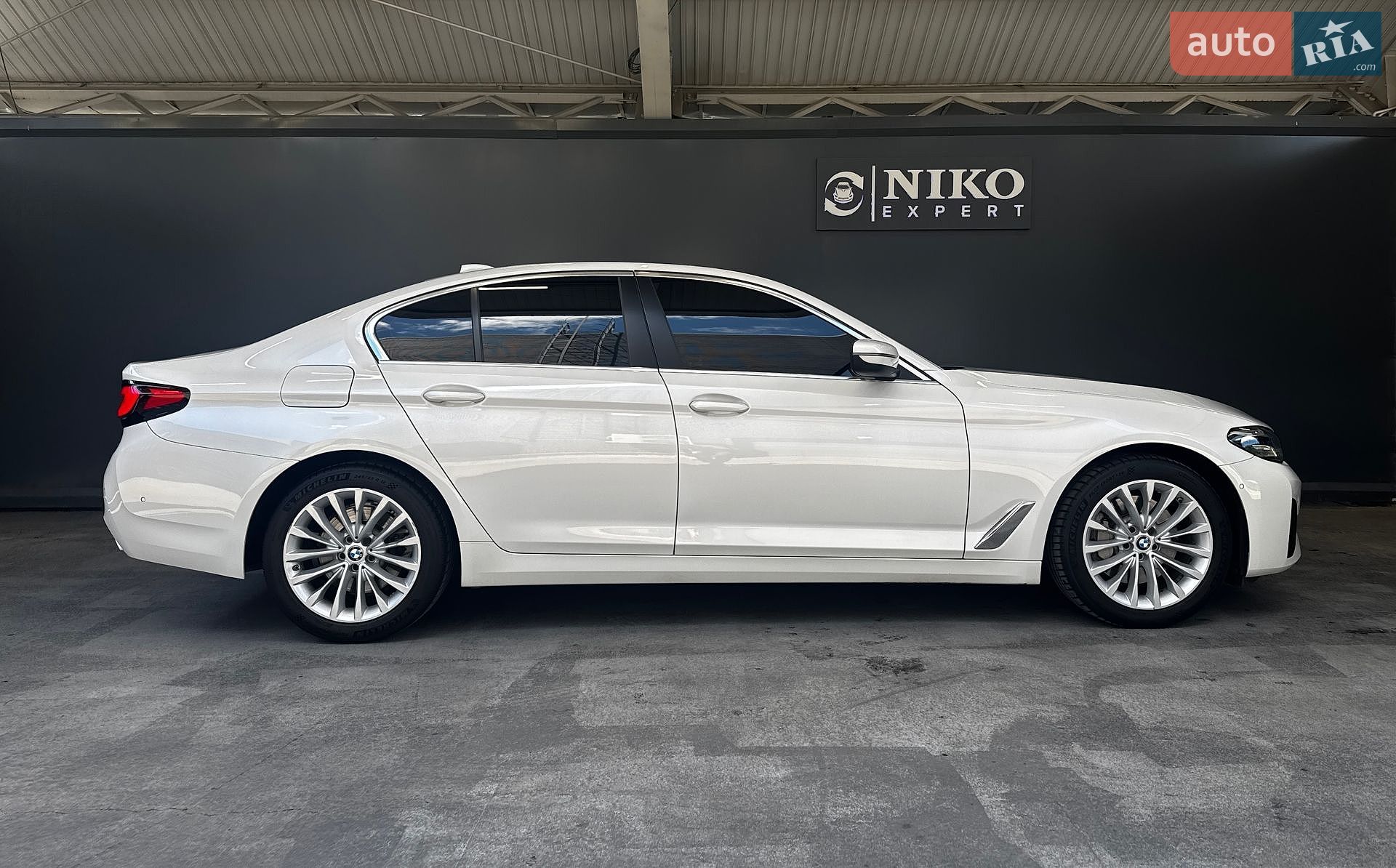 BMW 5 Series 2021 VIN WBA11BJ040WX19628 фото оголошення 15 з 38
