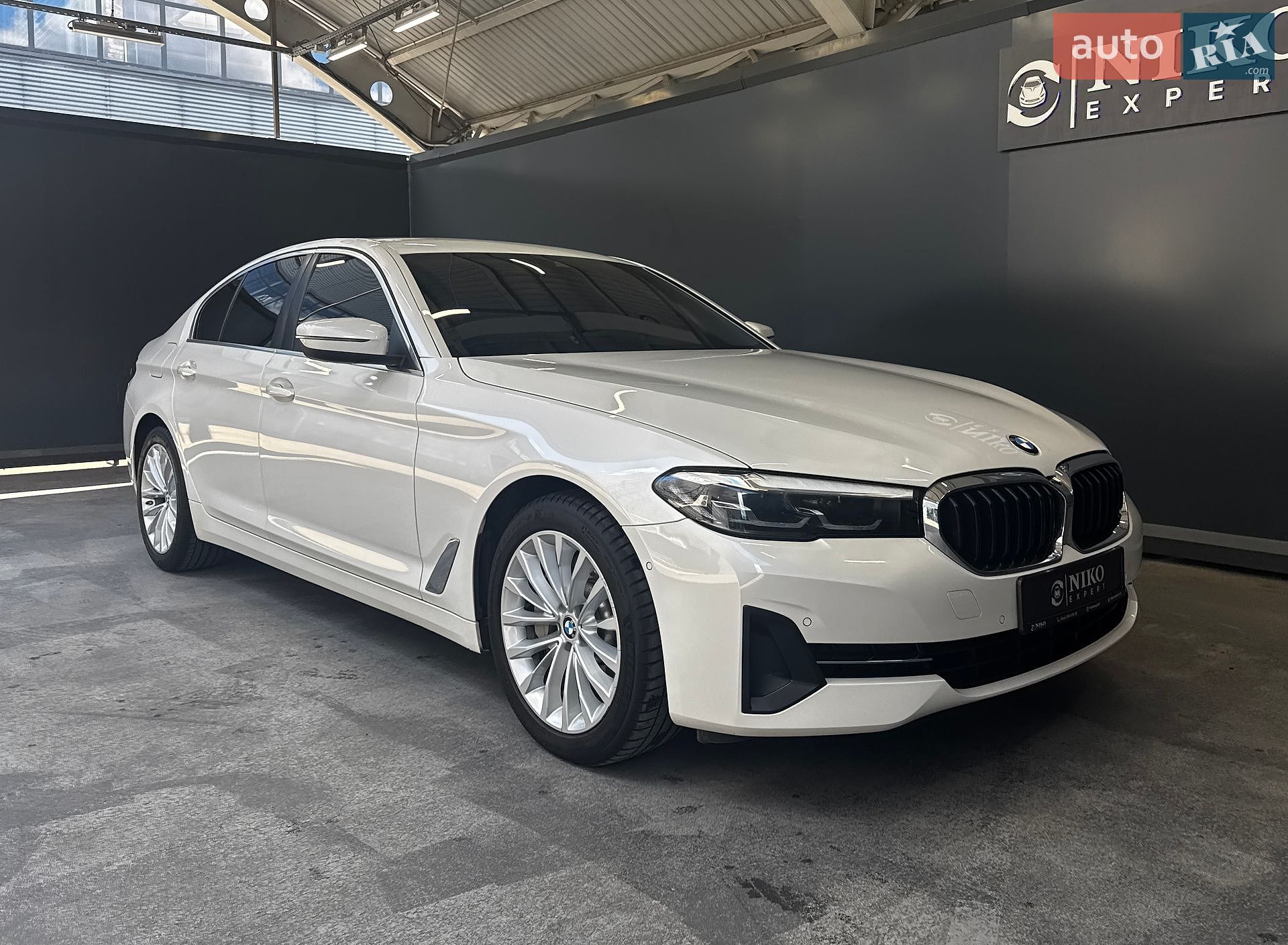 BMW 5 Series 2021 VIN WBA11BJ040WX19628 фото оголошення 17 з 38