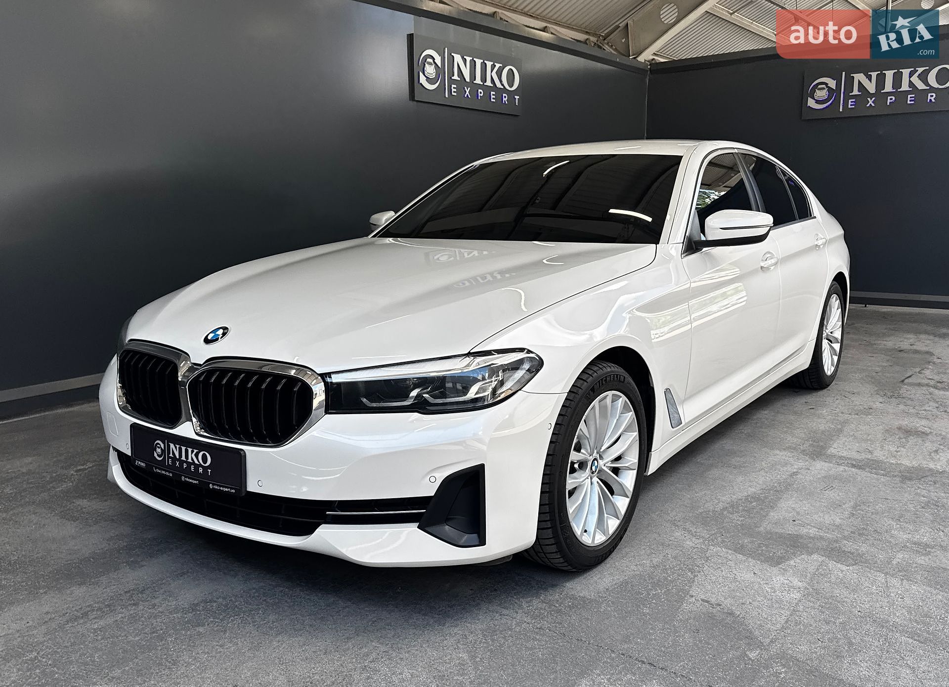BMW 5 Series 2021 VIN WBA11BJ040WX19628 фото оголошення 3 з 38