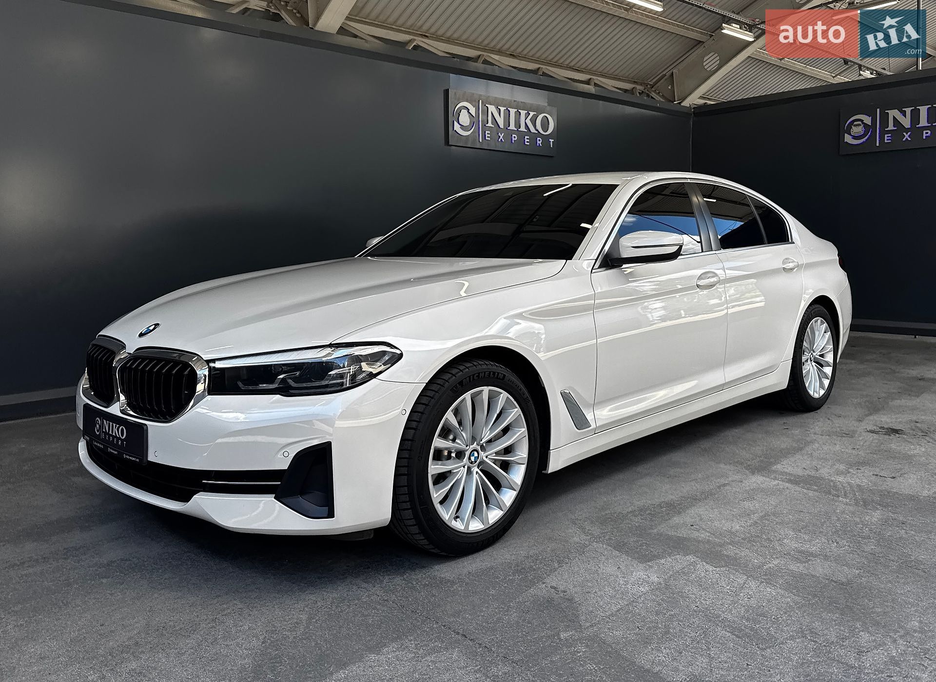 BMW 5 Series 2021 VIN WBA11BJ040WX19628 фото оголошення 4 з 38