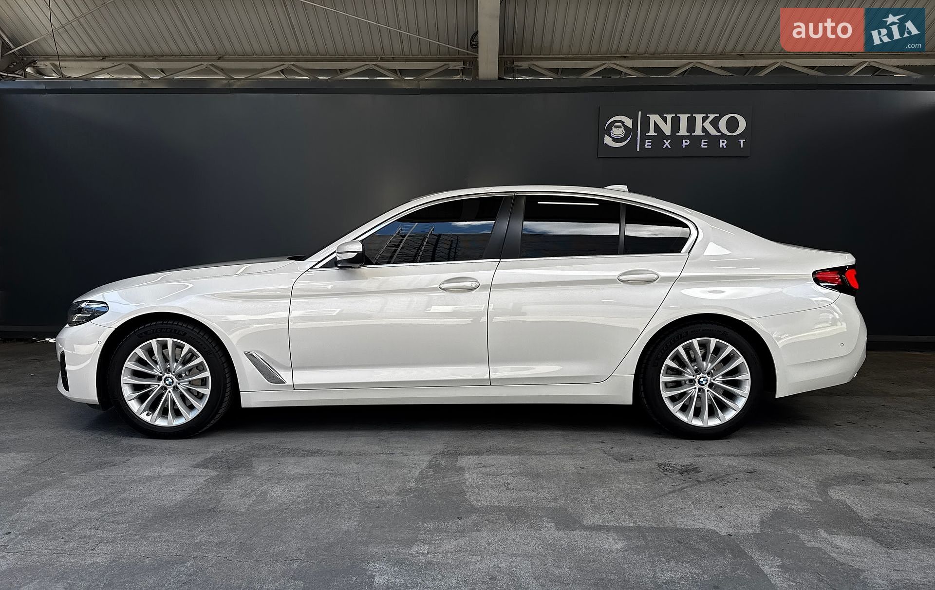 BMW 5 Series 2021 VIN WBA11BJ040WX19628 фото оголошення 6 з 38
