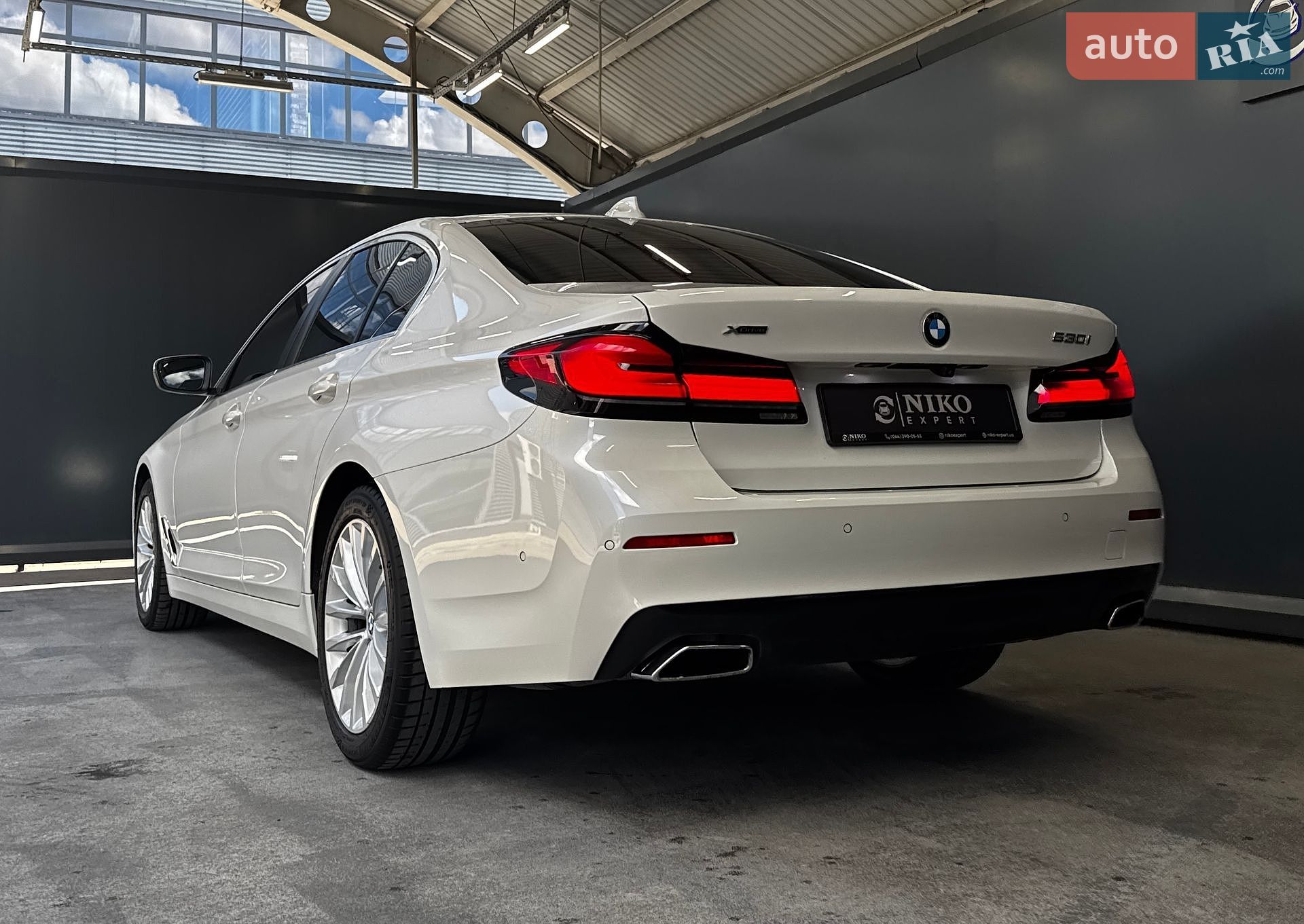 BMW 5 Series 2021 VIN WBA11BJ040WX19628 фото оголошення 10 з 38