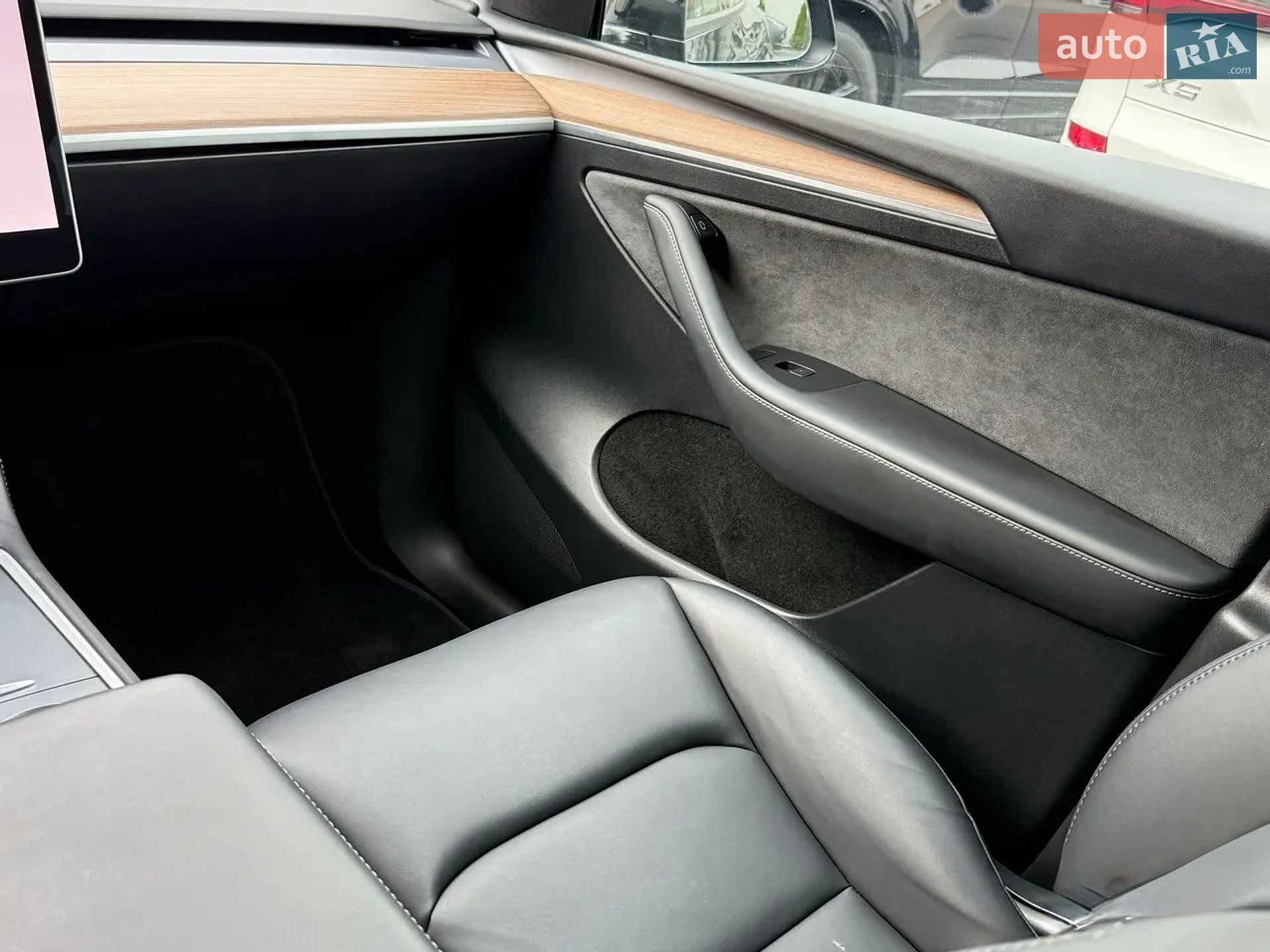 Tesla Model Y 2024 VIN 7SAYGAEEXRF063469 фото оголошення 10 з 48
