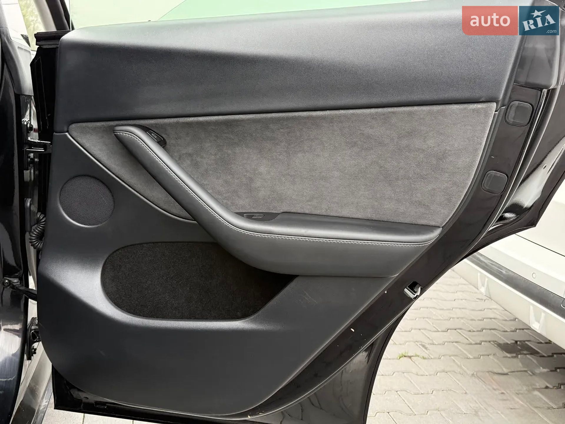 Tesla Model Y 2024 VIN 7SAYGAEEXRF063469 фото оголошення 27 з 48