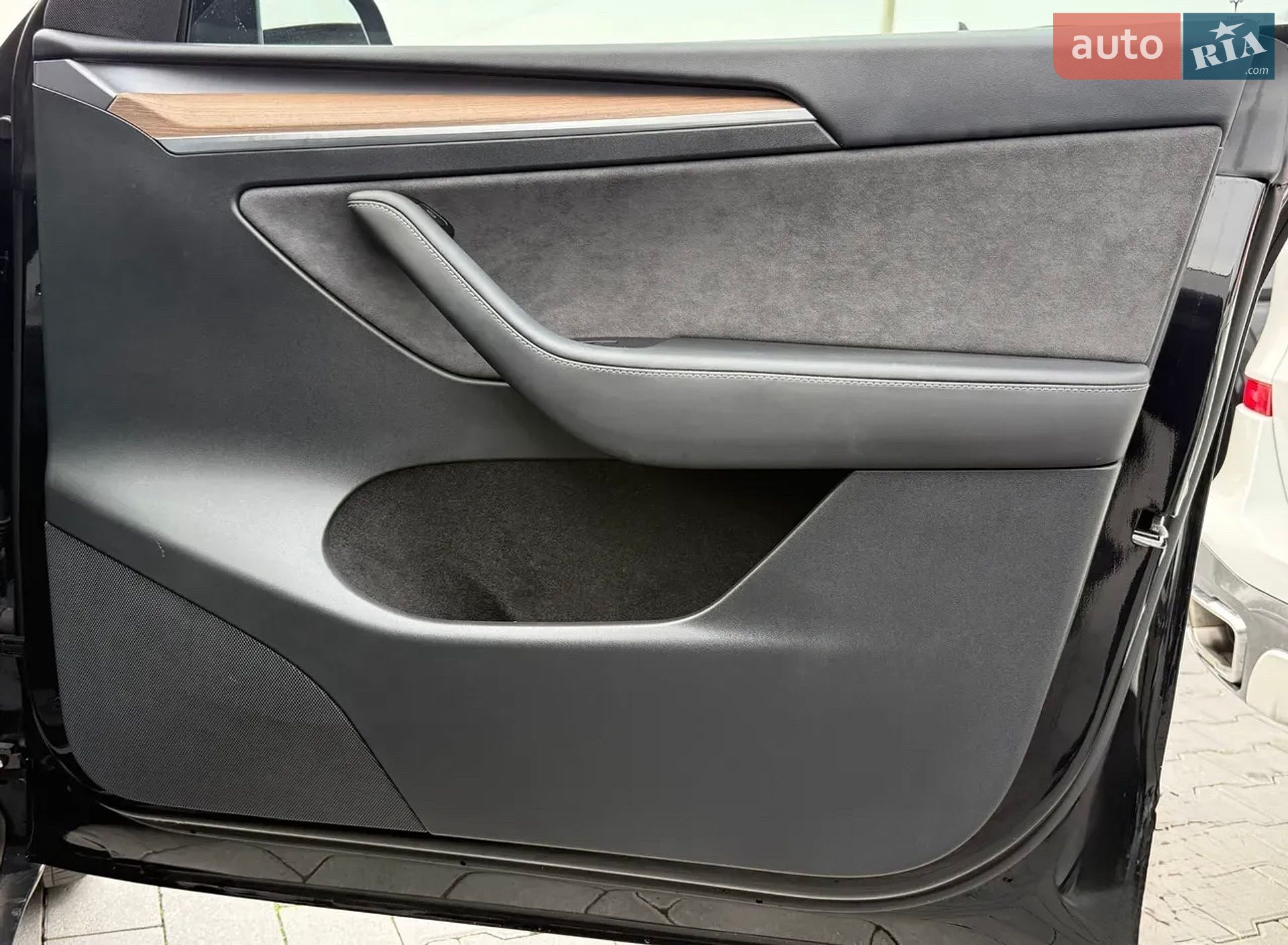 Tesla Model Y 2024 VIN 7SAYGAEEXRF063469 фото оголошення 26 з 48