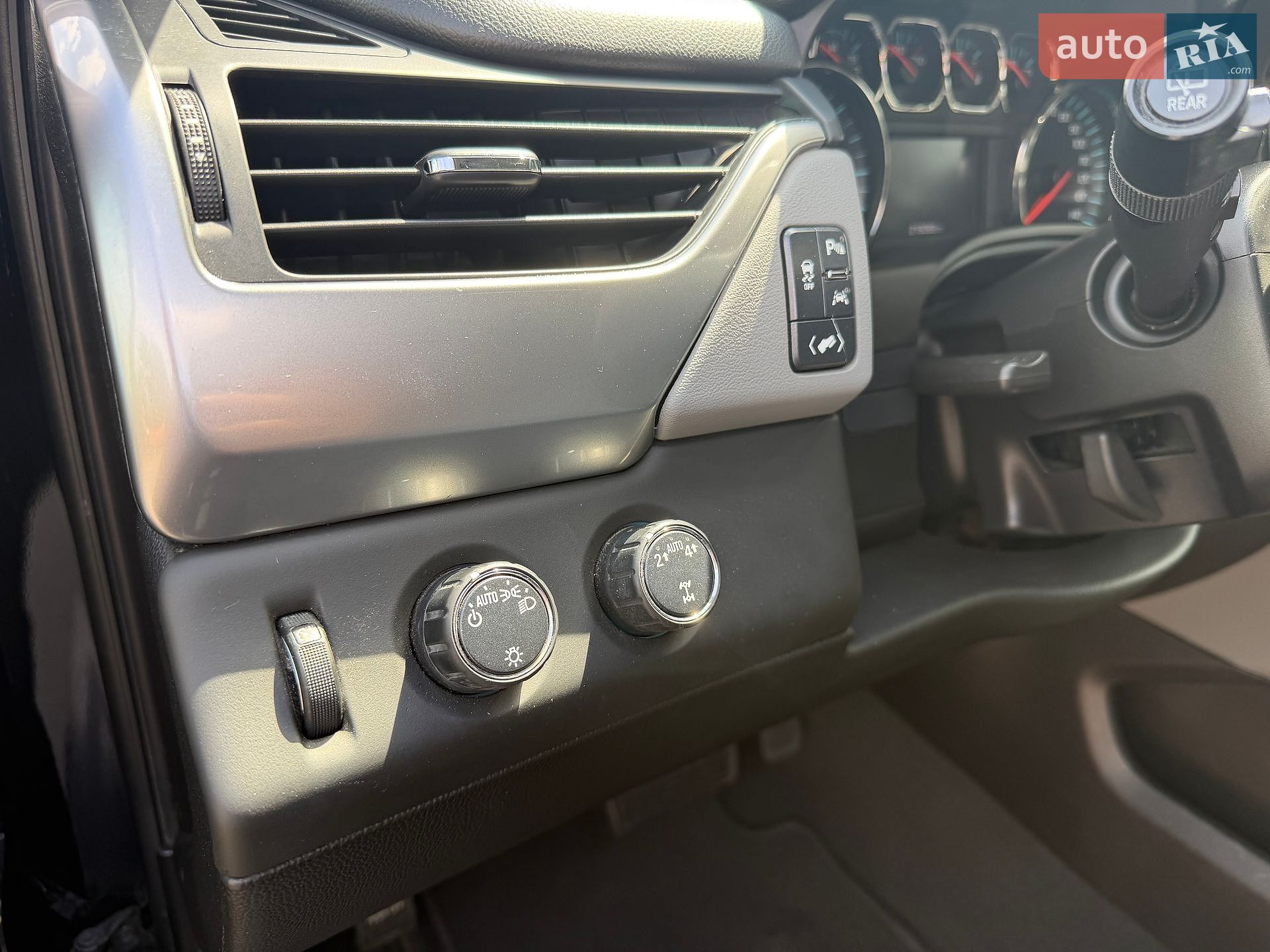 Chevrolet Suburban 2018 VIN 1GNSKHKC9KR204147 фото оголошення 10 з 11