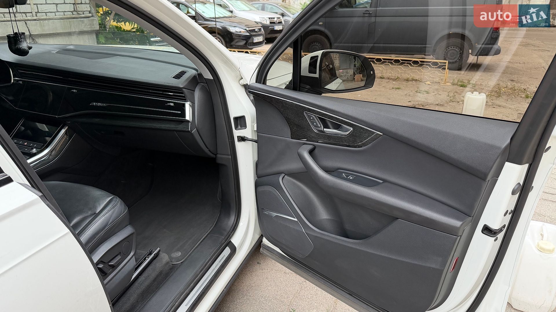 Audi Q7 2019 VIN WA1LXAF71LD002978 фото оголошення 31 з 38