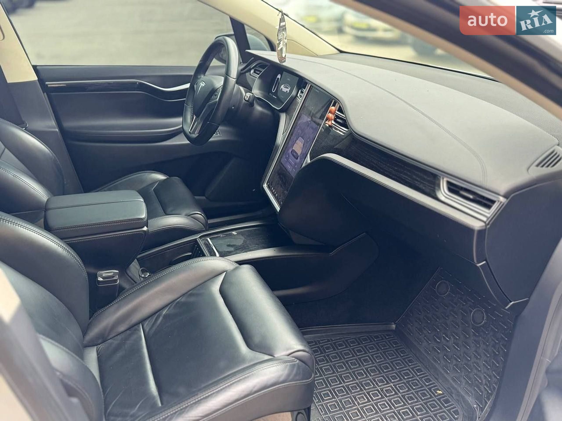 Tesla Model X 2016 VIN 5YJXCBE4XGF013718 фото оголошення 2 з 8