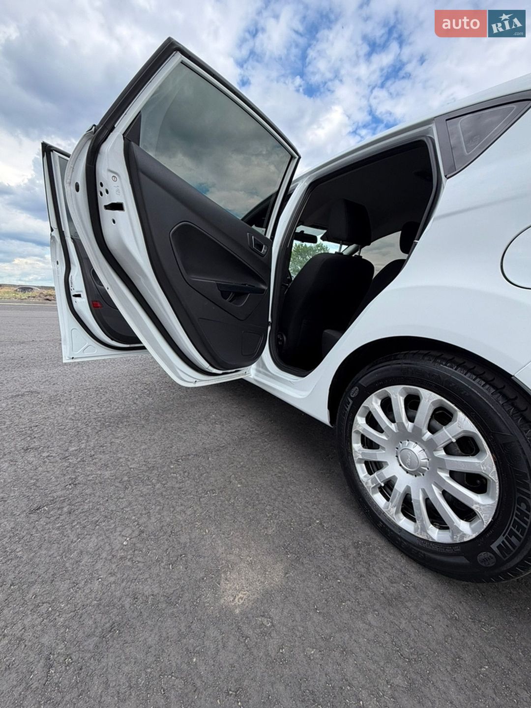Ford Fiesta 2017 VIN WF0DXXGAKDHP28712 фото оголошення 13 з 18