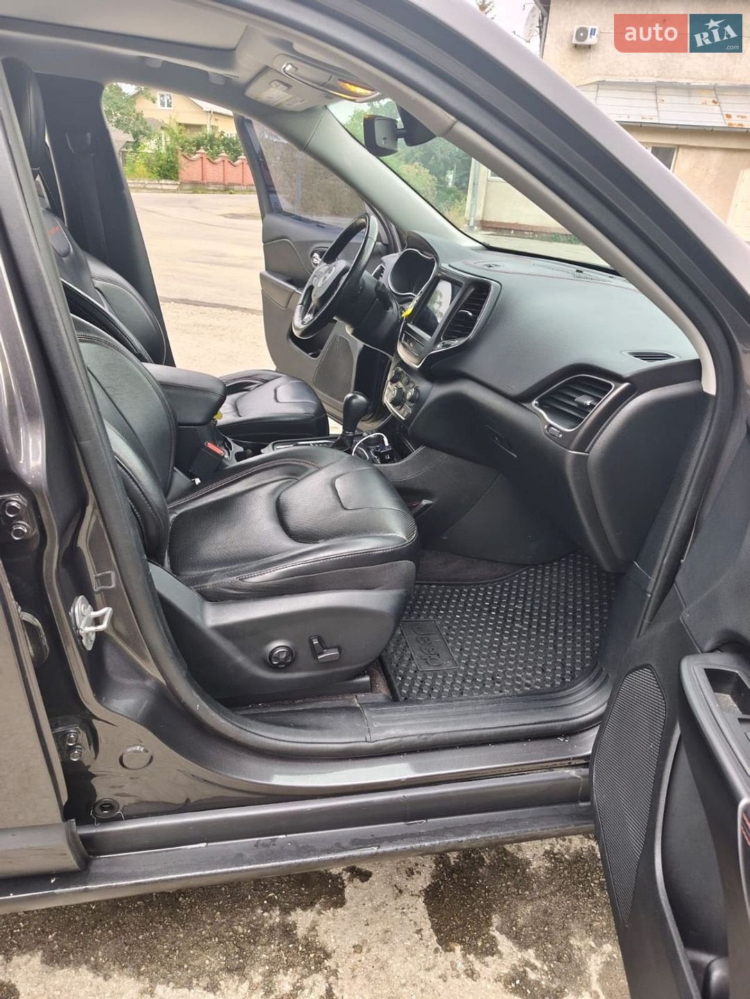 Jeep Cherokee 2019 VIN 1C4PJMBX3KD217924 фото оголошення 9 з 17