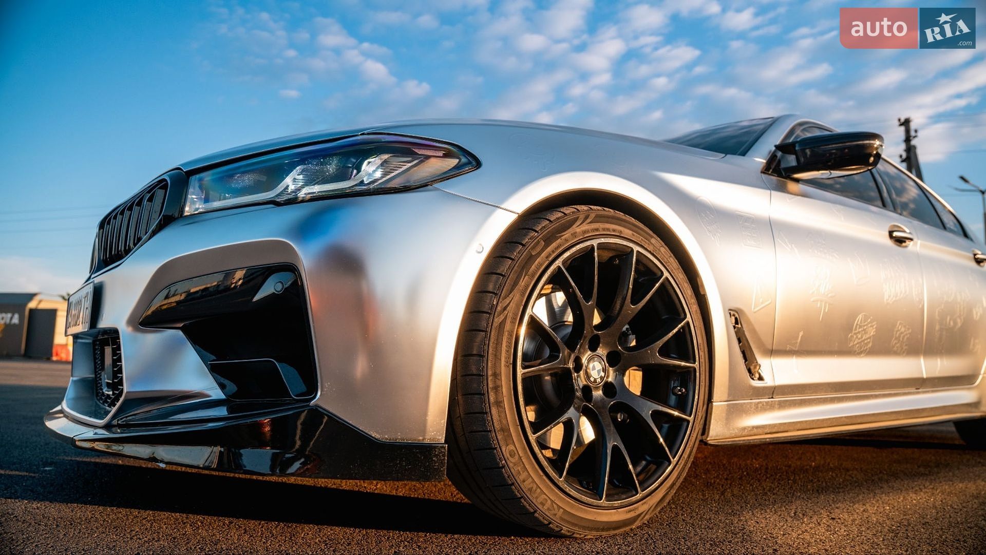 BMW 5 Series 2018 VIN WBAJE5C58JWA95562 фото оголошення 4 з 26
