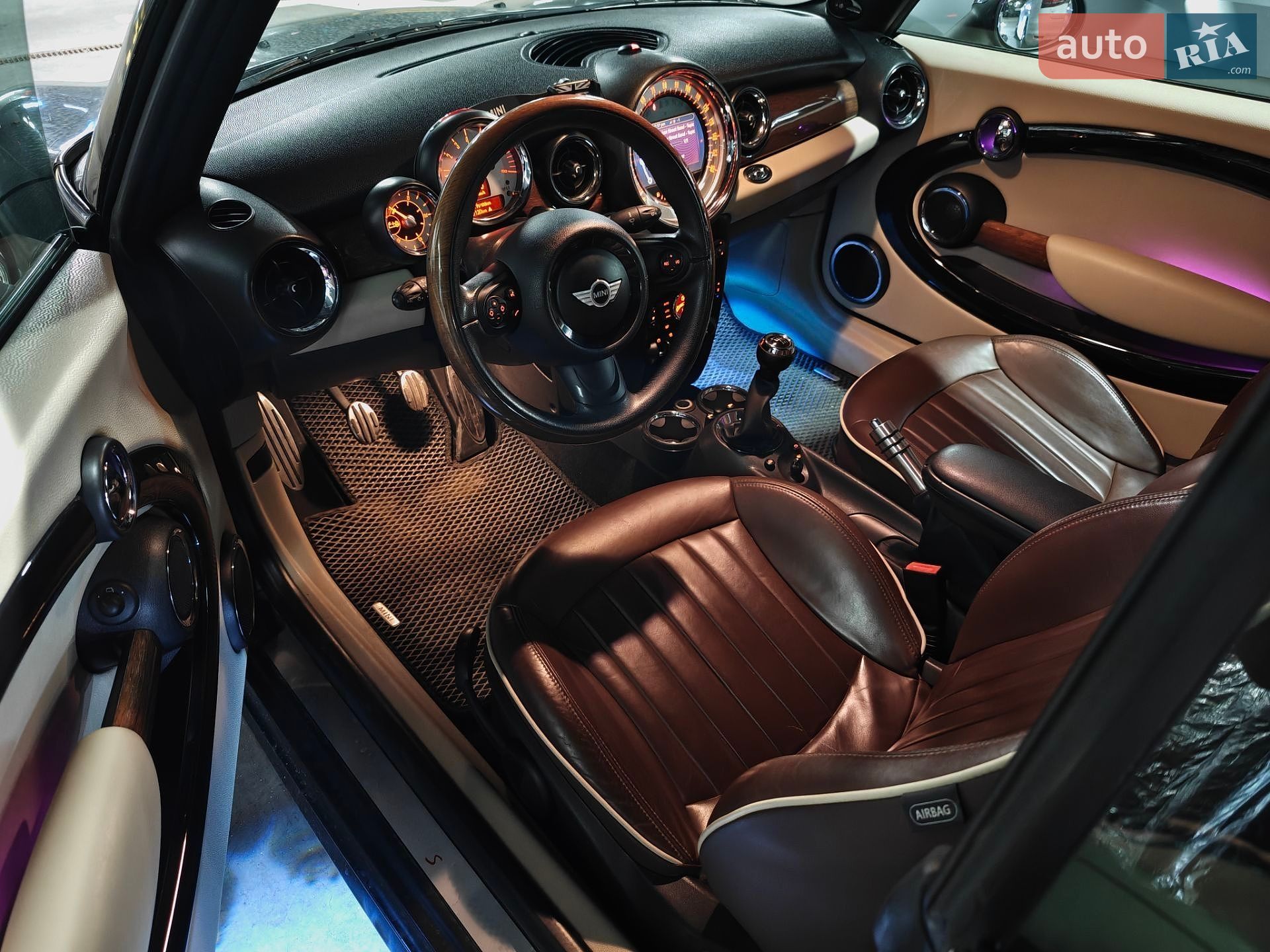 MINI Convertible 2011 VIN WMWZP3C53BTX84409 фото оголошення 35 з 42