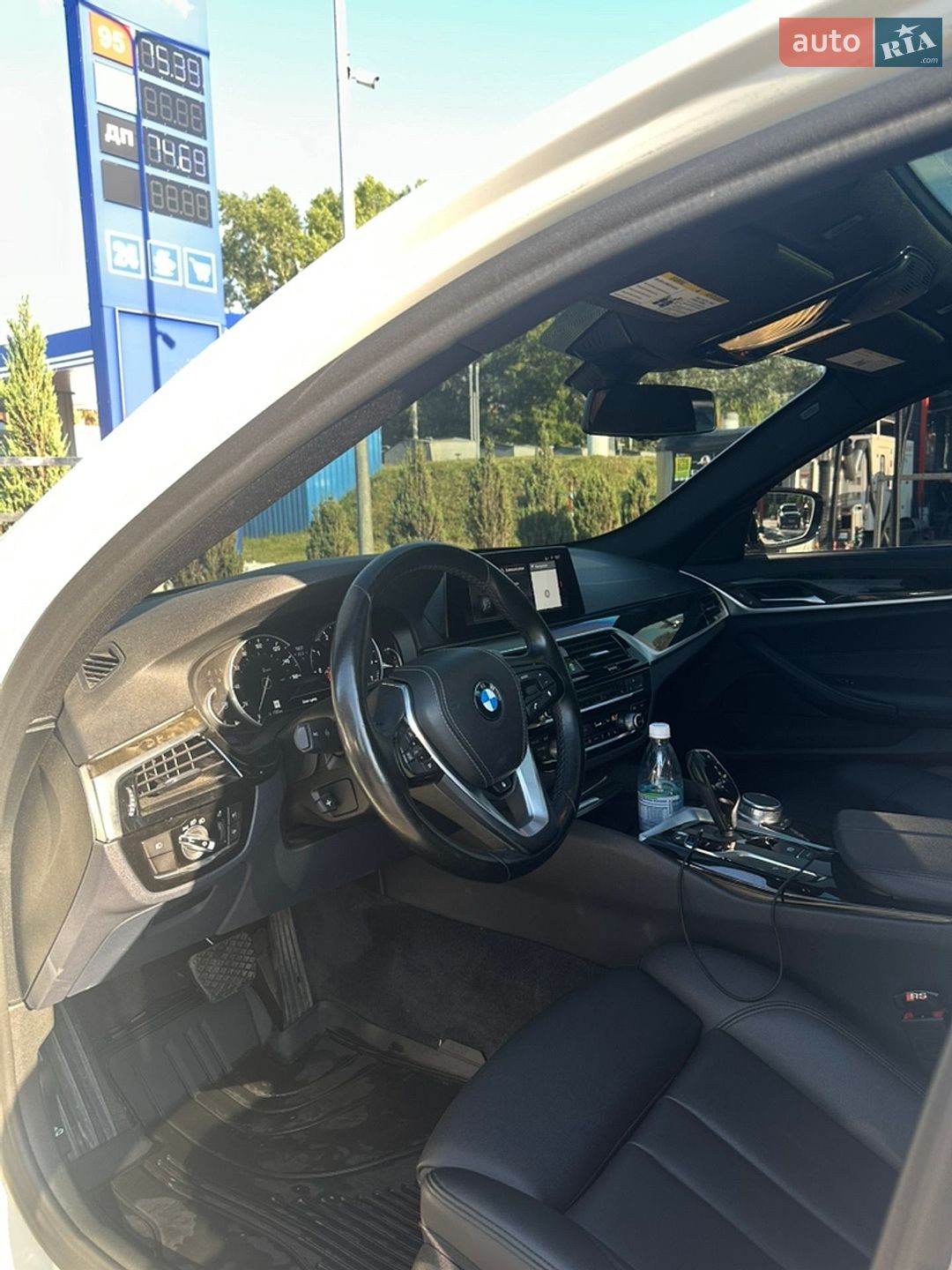 BMW 5 Series 2019 VIN WBAJA5C58KBX86656 фото оголошення 4 з 6