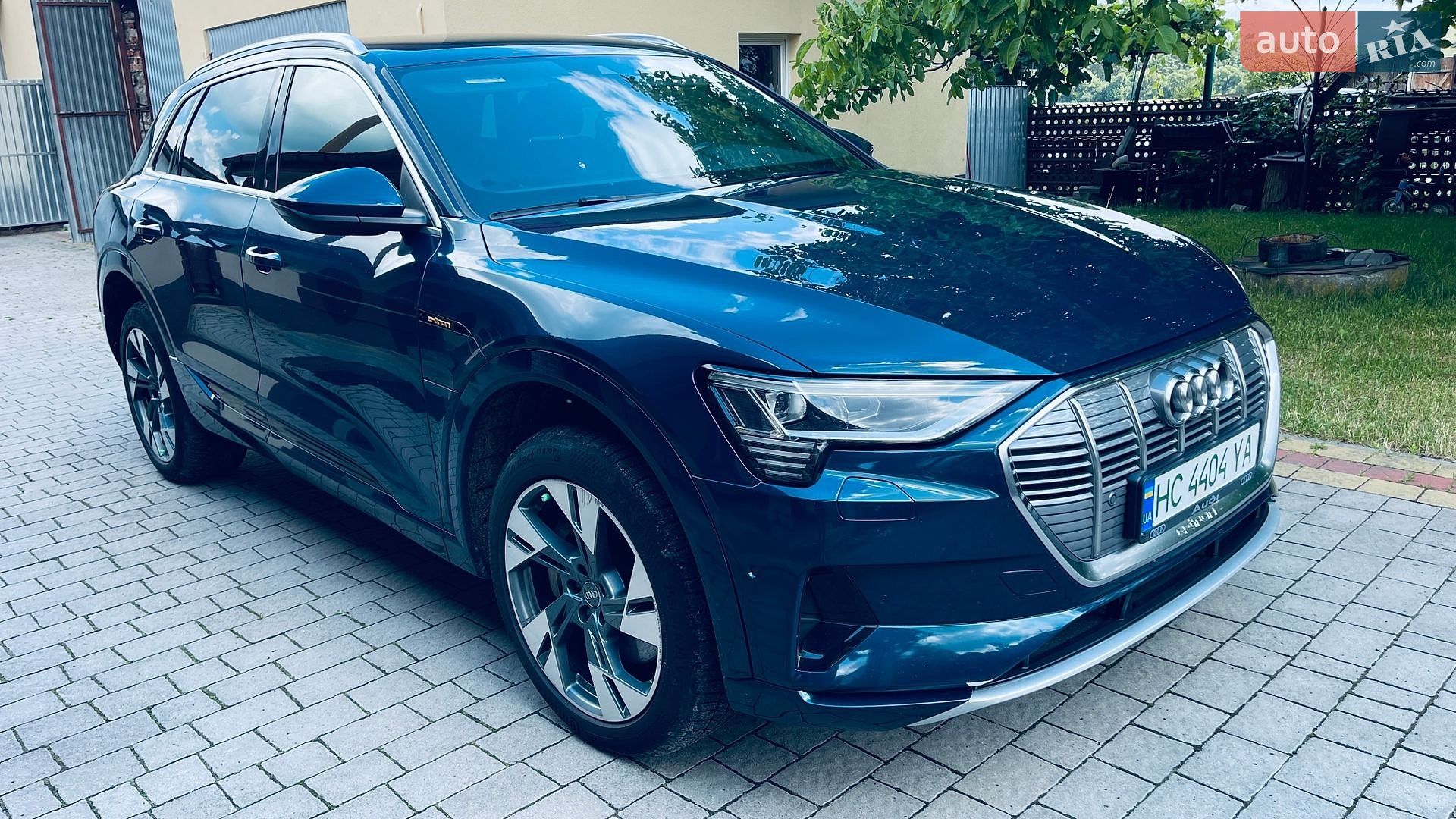 Audi e-tron 2019 VIN WAUZZZGE6LB006815 фото оголошення 2 з 44
