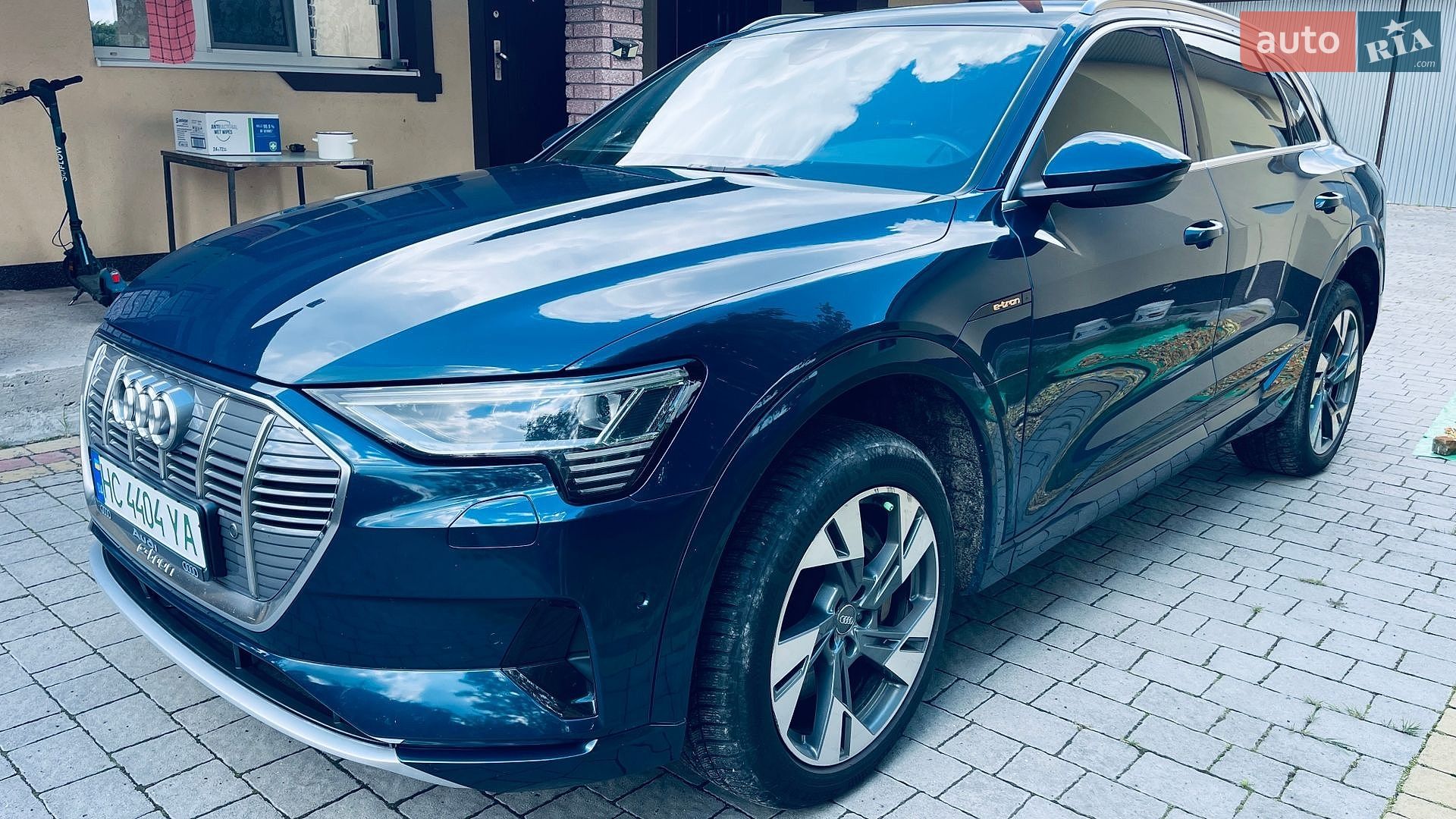 Audi e-tron 2019 VIN WAUZZZGE6LB006815 фото оголошення 4 з 44