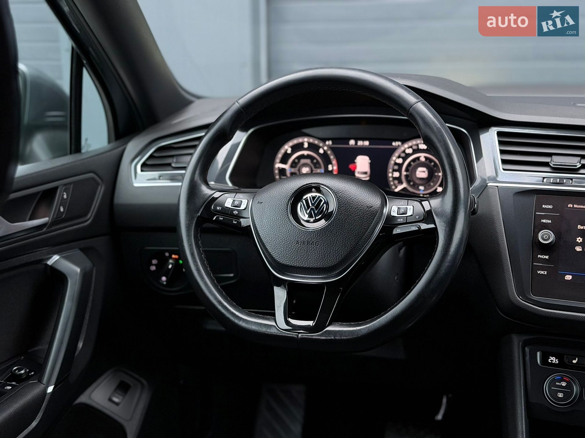Volkswagen Tiguan 2019 VIN WVGZZZ5NZKM002526 фото оголошення 119 з 192