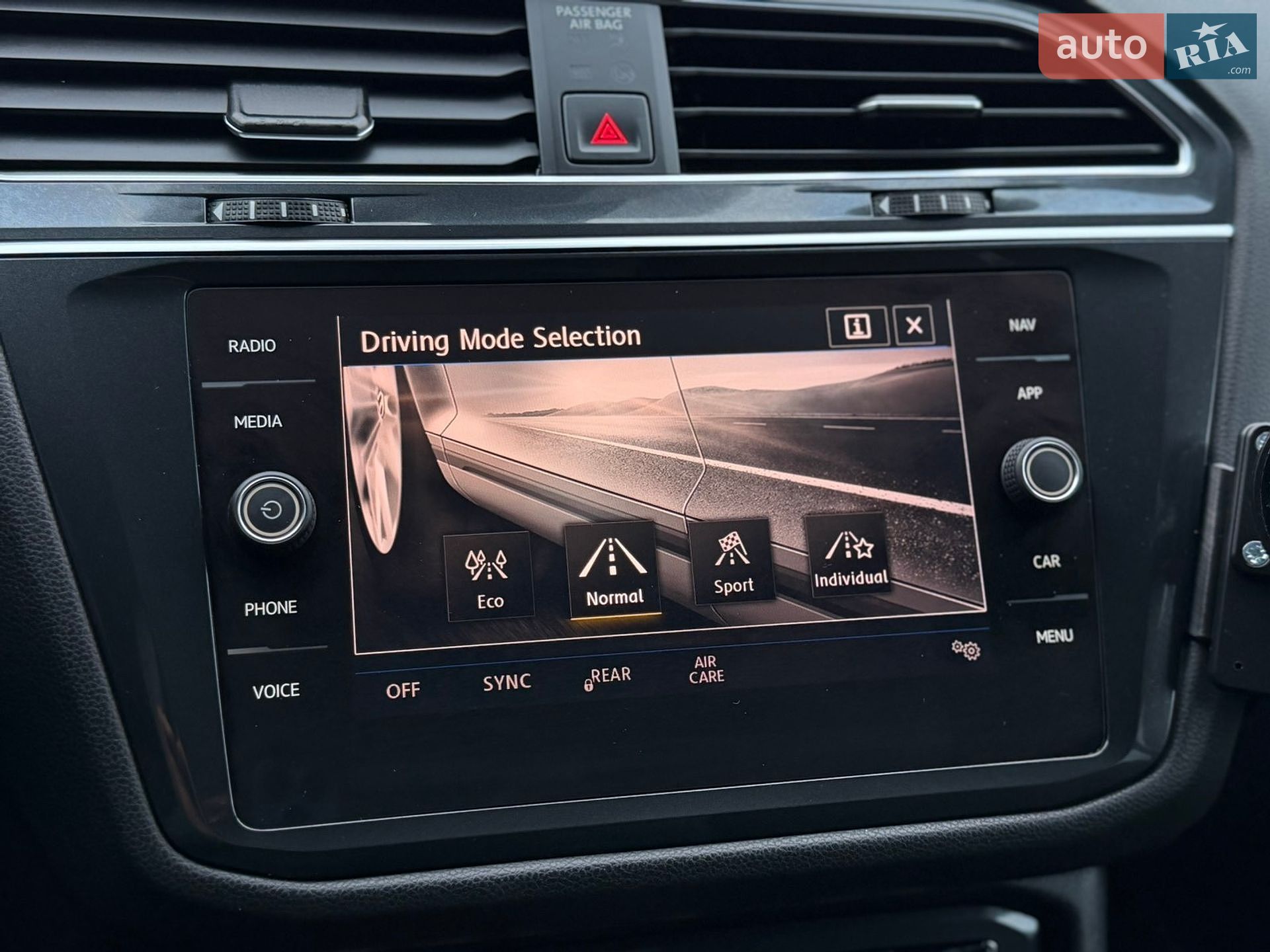 Volkswagen Tiguan 2019 VIN WVGZZZ5NZKM002526 фото оголошення 181 з 192