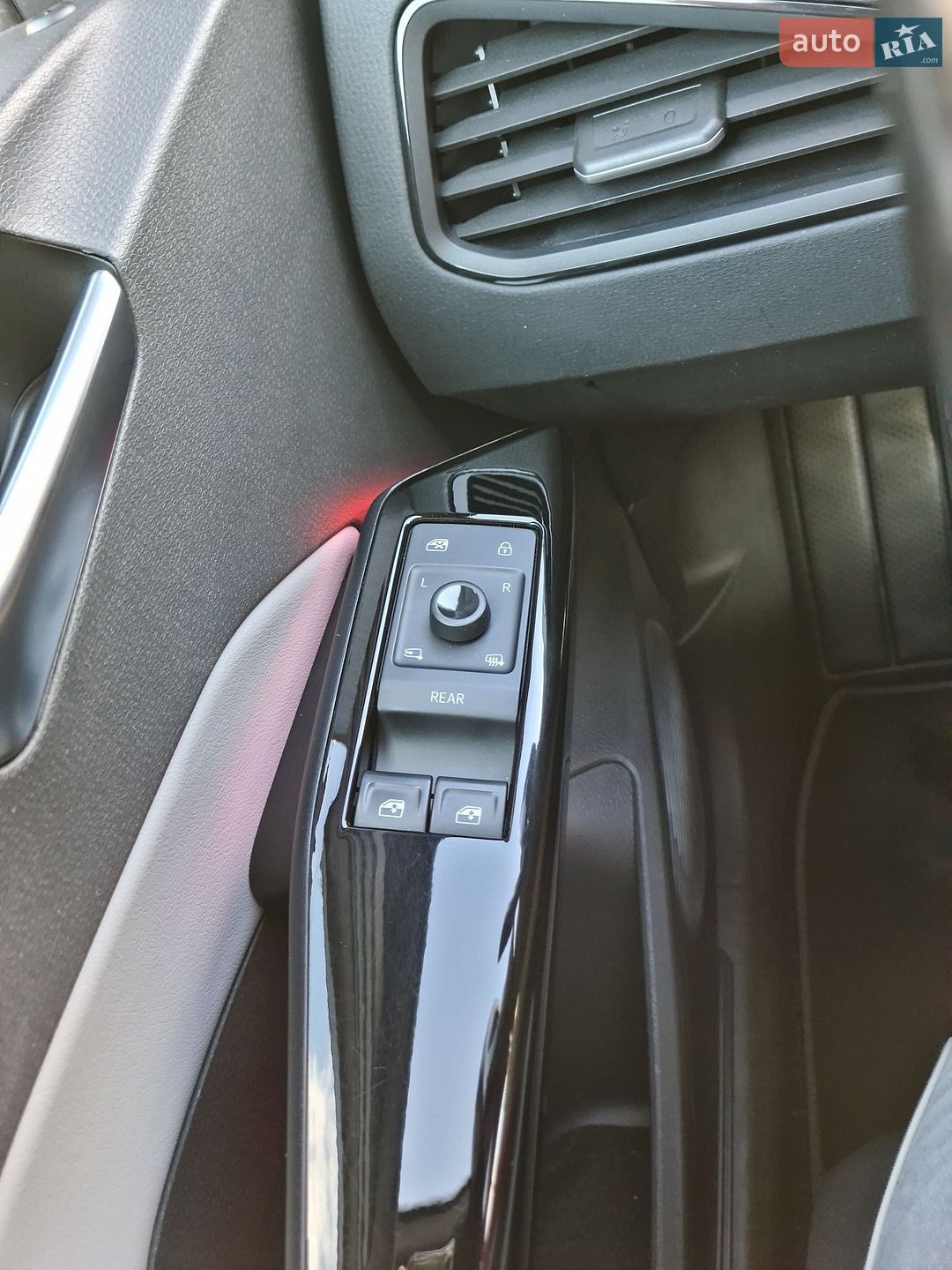 Volkswagen ID.3 2020 VIN WVWZZZE1ZLP017471 фото оголошення 32 з 50