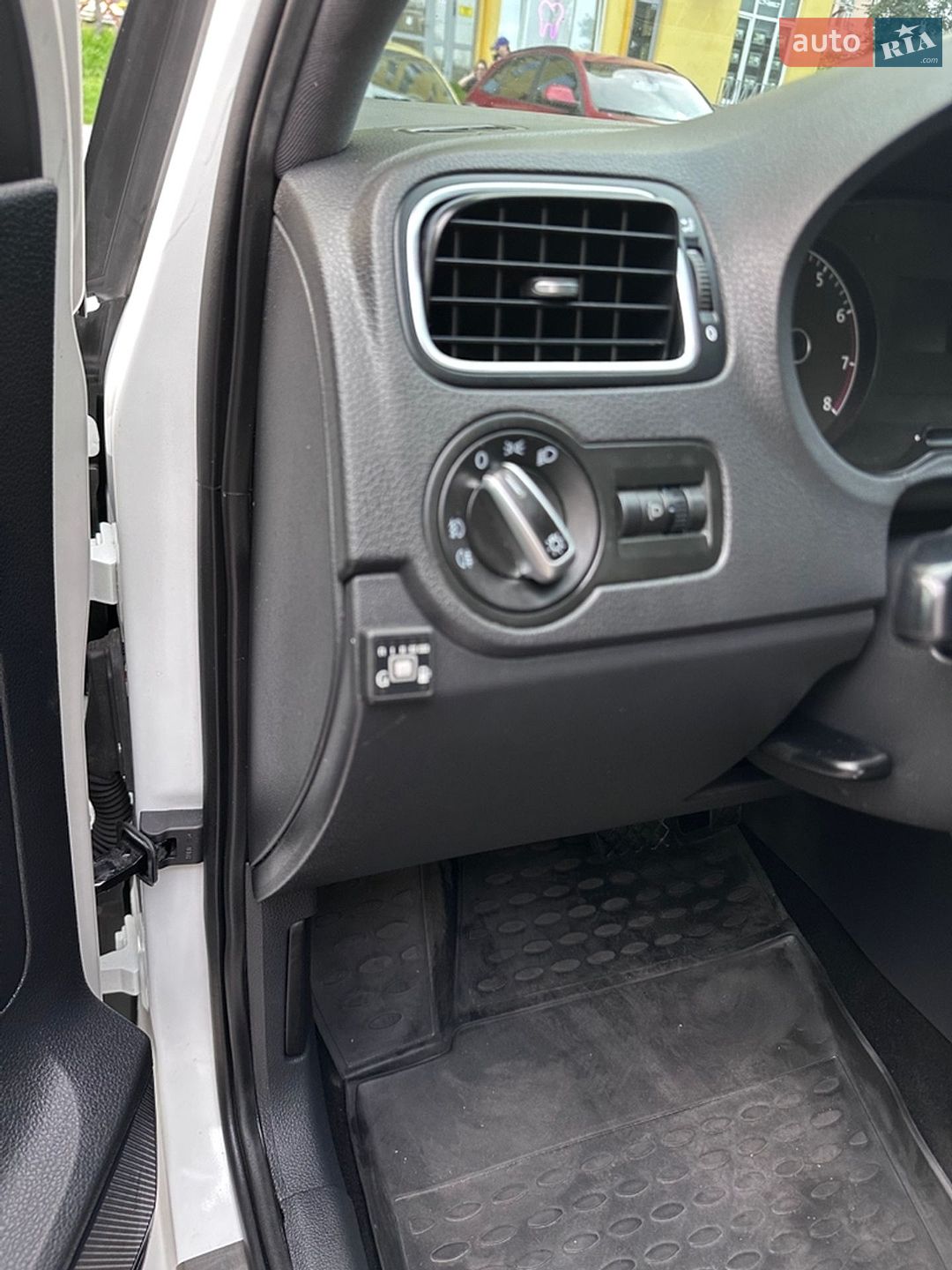 Volkswagen Polo 2017 VIN XW8ZZZ61ZHG051143 фото оголошення 18 з 35