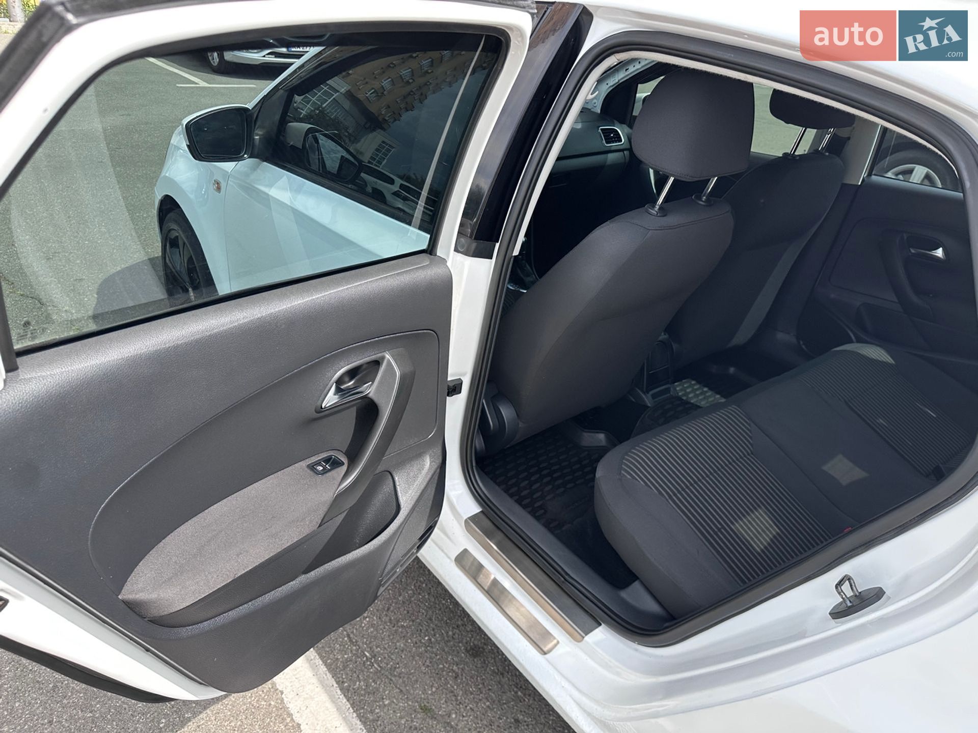 Volkswagen Polo 2017 VIN XW8ZZZ61ZHG051143 фото оголошення 27 з 35