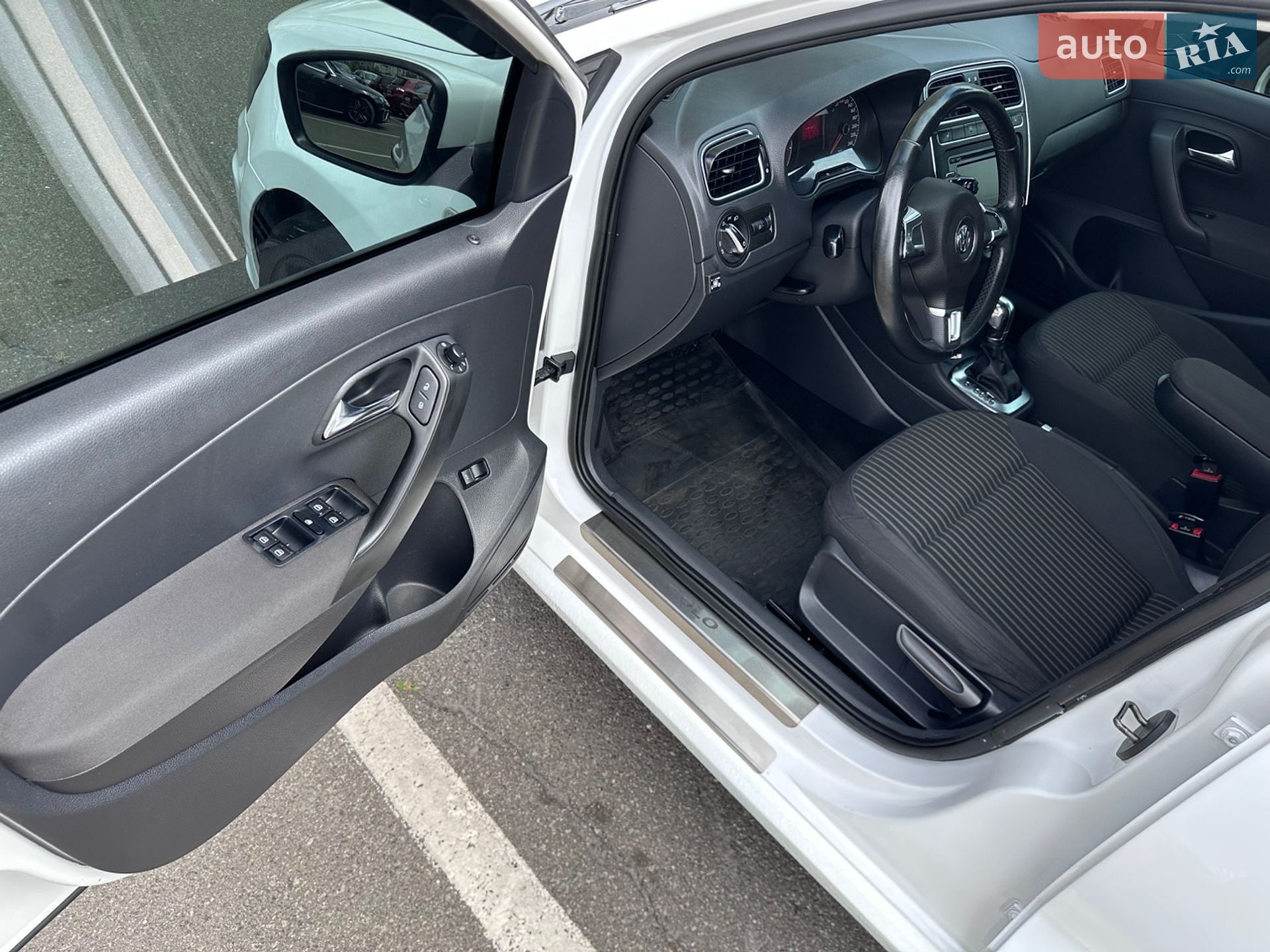Volkswagen Polo 2017 VIN XW8ZZZ61ZHG051143 фото оголошення 32 з 35