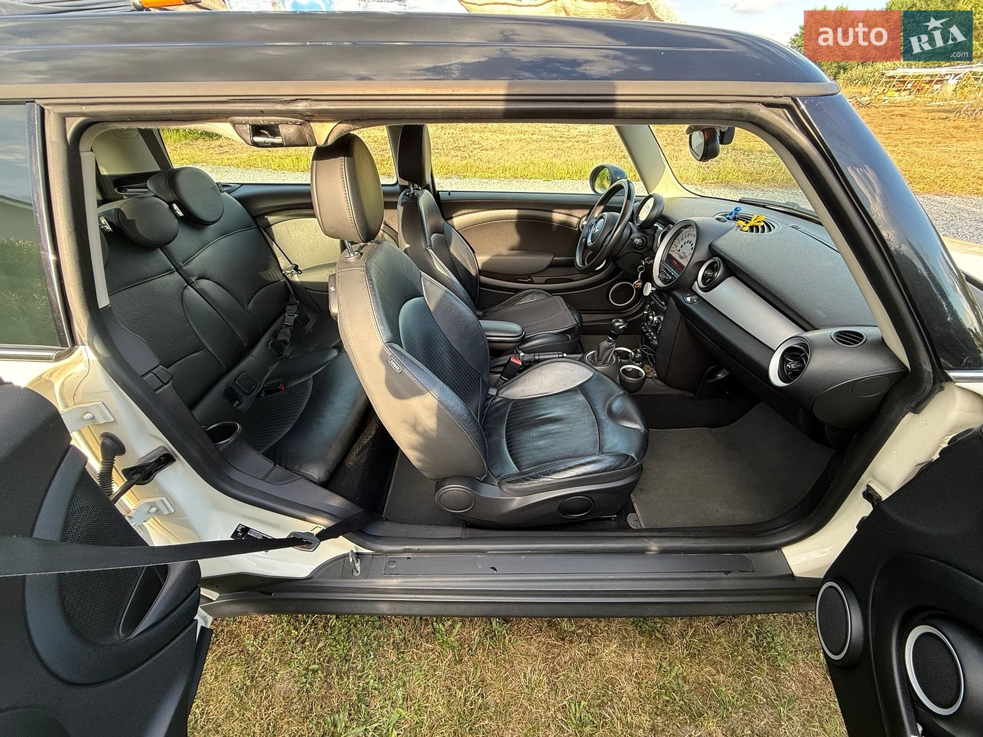 Mini Cooper 2011 VIN WMWXE51000T145613 фото оголошення 2 з 18
