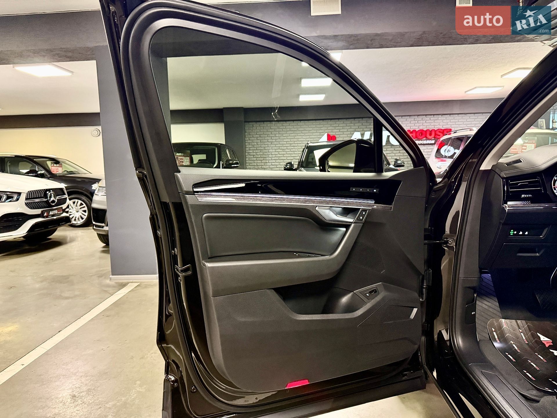 Volkswagen Touareg 2021 VIN WVGZZZCRZND000839 фото оголошення 52 з 102