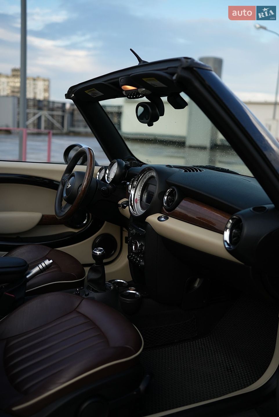 MINI Convertible 2011 VIN WMWZP3C53BTX84409 фото оголошення 3 з 42